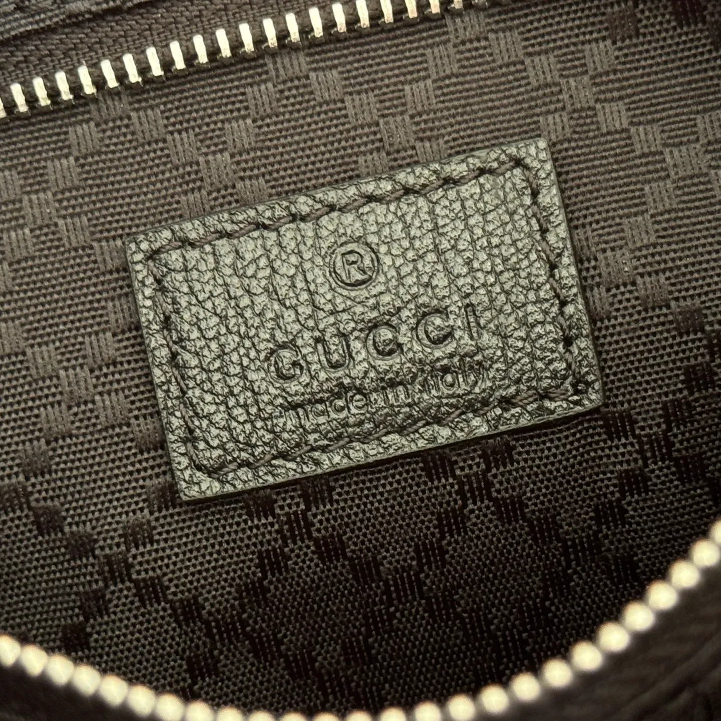 p1040💋💋💋【With full set of original counter packaging】Gucci’s new series is crazy! Demna’s design vision is amazing. The dark horse of Fashion Week is none other than Gucci! The "La Famiglia" series brought by Demna takes Gucci's retro luxury to a new level. Every detail of the new product reveals the designer's ingenuity, and classic elements have been reinterpreted to make them more recognizable. From daily armpit bags to evening tassel bags, the styles span a wide range but are unified and high-end. Beige and dark brown GG canvas, brown leather piping, brown linen lining, interior: 1 zipper pocket, model number: 863137. Dimensions: 27x13x6cm. Made in Italy
