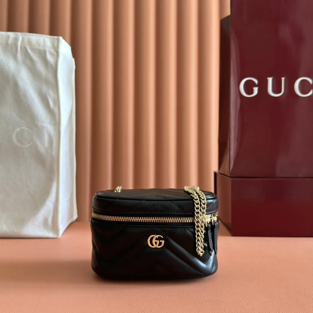p980💋💋💋 Comes with a full set of original counter packaging [New Product] The brand's iconic GG Marmont series launches a variety of modern fashion bags. This chain makeup bag is embellished with the brand's archive logo, which debuted in the 1970s. Black quilted V-shaped calf leather Light gold tone hardware Black taffeta lining Double G handle (6cm height) Detachable chain shoulder strap (55cm height) Zip closure Model: 837455 Dimensions: 15cm (W) x 8cm (H) x 8.5cm (D) Weight: approx. 395g Color: Black full leather. Made in Italy