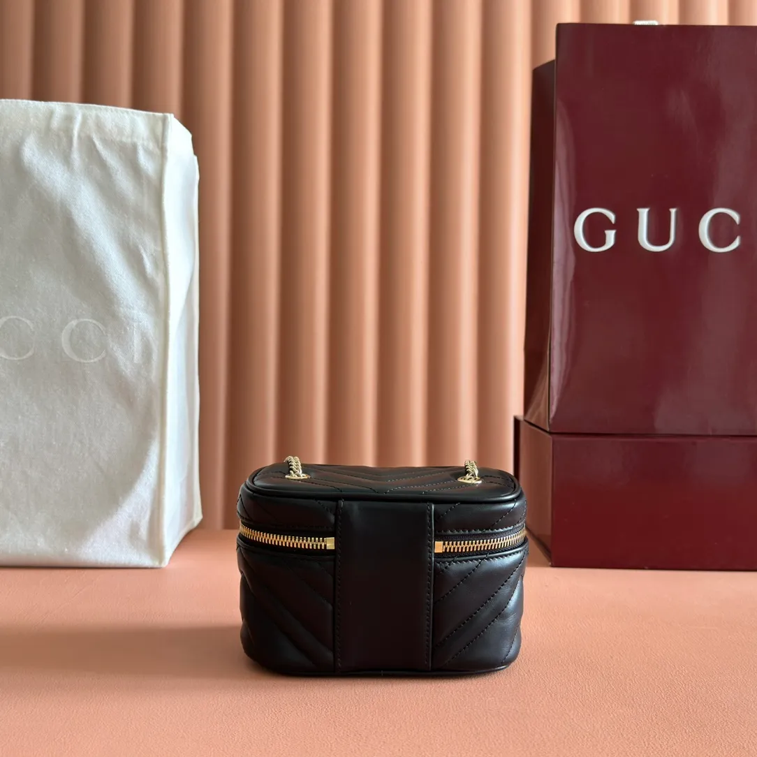 p980💋💋💋 Comes with a full set of original counter packaging [New Product] The brand's iconic GG Marmont series launches a variety of modern fashion bags. This chain makeup bag is embellished with the brand's archive logo, which debuted in the 1970s. Black quilted V-shaped calf leather Light gold tone hardware Black taffeta lining Double G handle (6cm height) Detachable chain shoulder strap (55cm height) Zip closure Model: 837455 Dimensions: 15cm (W) x 8cm (H) x 8.5cm (D) Weight: approx. 395g Color: Black full leather. Made in Italy
