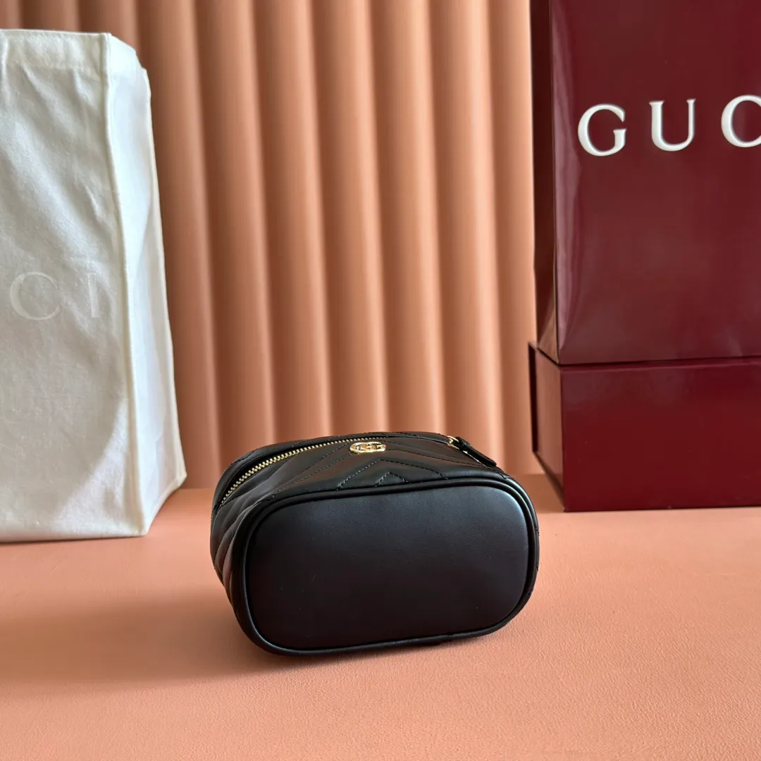 p980💋💋💋 Comes with a full set of original counter packaging [New Product] The brand's iconic GG Marmont series launches a variety of modern fashion bags. This chain makeup bag is embellished with the brand's archive logo, which debuted in the 1970s. Black quilted V-shaped calf leather Light gold tone hardware Black taffeta lining Double G handle (6cm height) Detachable chain shoulder strap (55cm height) Zip closure Model: 837455 Dimensions: 15cm (W) x 8cm (H) x 8.5cm (D) Weight: approx. 395g Color: Black full leather. Made in Italy