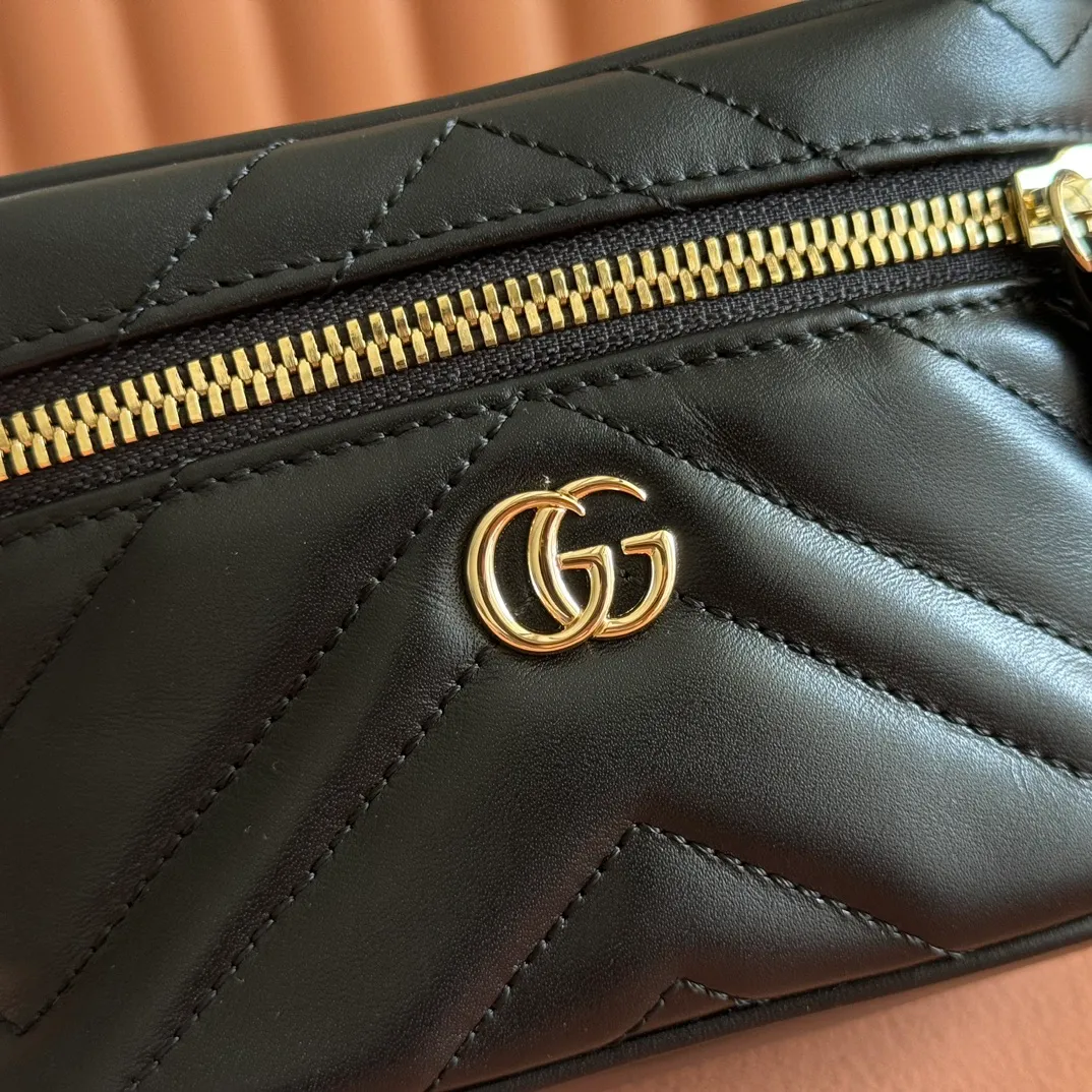 p980💋💋💋 Comes with a full set of original counter packaging [New Product] The brand's iconic GG Marmont series launches a variety of modern fashion bags. This chain makeup bag is embellished with the brand's archive logo, which debuted in the 1970s. Black quilted V-shaped calf leather Light gold tone hardware Black taffeta lining Double G handle (6cm height) Detachable chain shoulder strap (55cm height) Zip closure Model: 837455 Dimensions: 15cm (W) x 8cm (H) x 8.5cm (D) Weight: approx. 395g Color: Black full leather. Made in Italy