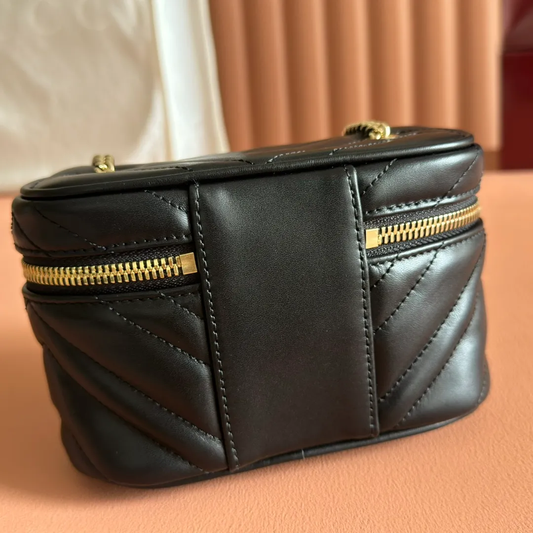 p980💋💋💋 Comes with a full set of original counter packaging [New Product] The brand's iconic GG Marmont series launches a variety of modern fashion bags. This chain makeup bag is embellished with the brand's archive logo, which debuted in the 1970s. Black quilted V-shaped calf leather Light gold tone hardware Black taffeta lining Double G handle (6cm height) Detachable chain shoulder strap (55cm height) Zip closure Model: 837455 Dimensions: 15cm (W) x 8cm (H) x 8.5cm (D) Weight: approx. 395g Color: Black full leather. Made in Italy