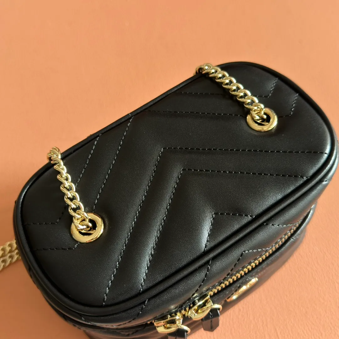 p980💋💋💋 Comes with a full set of original counter packaging [New Product] The brand's iconic GG Marmont series launches a variety of modern fashion bags. This chain makeup bag is embellished with the brand's archive logo, which debuted in the 1970s. Black quilted V-shaped calf leather Light gold tone hardware Black taffeta lining Double G handle (6cm height) Detachable chain shoulder strap (55cm height) Zip closure Model: 837455 Dimensions: 15cm (W) x 8cm (H) x 8.5cm (D) Weight: approx. 395g Color: Black full leather. Made in Italy