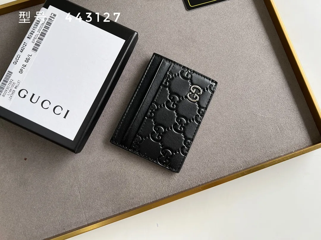 💰100 Top original version💎 GG silver and gold embossed # GUCCI new card holder Genuine card holder, real photo G embossed/full leather. 😘Made of Gucci Signature material, hot-pressed and exquisitely printed💯Made with top-notch overseas hardware! Style number: 233166/443127 Size: W10xH7cm.