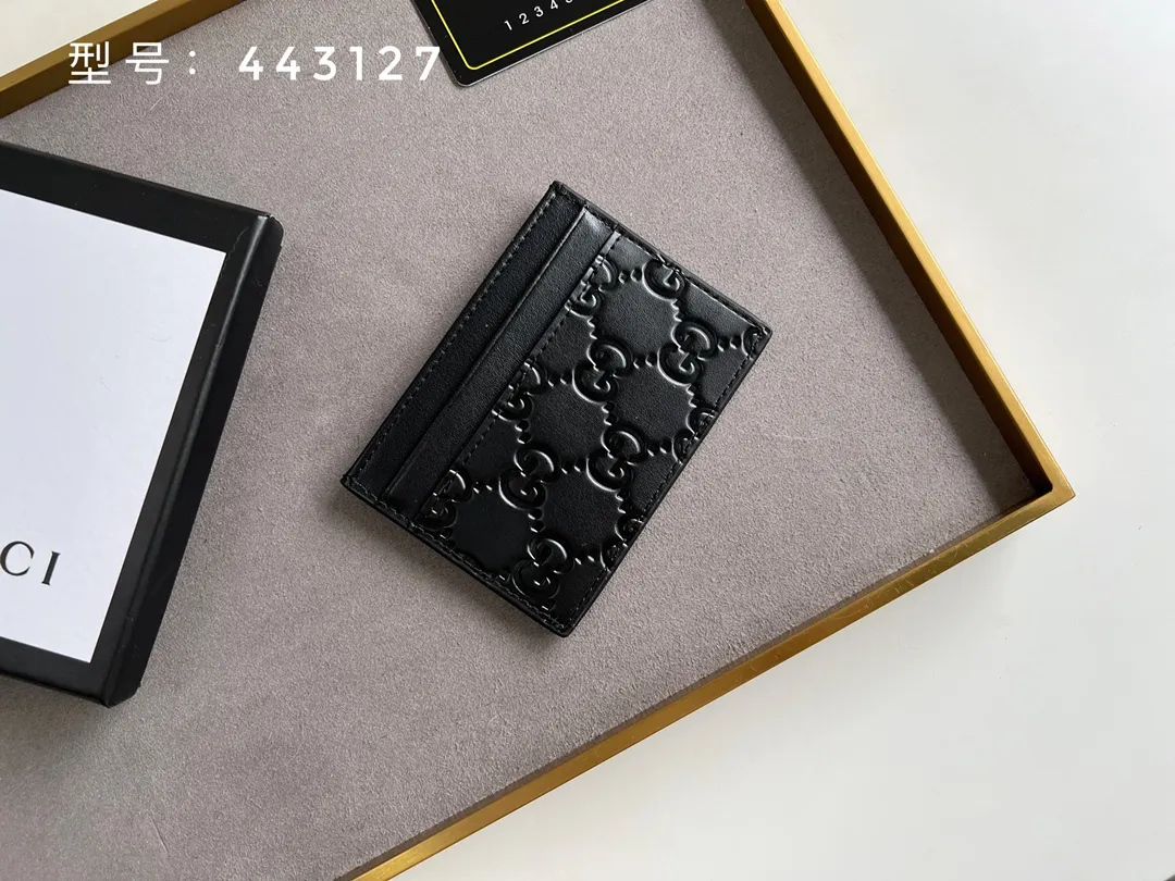 💰100 Top original version💎 GG silver and gold embossed # GUCCI new card holder Genuine card holder, real photo G embossed/full leather. 😘Made of Gucci Signature material, hot-pressed and exquisitely printed💯Made with top-notch overseas hardware! Style number: 233166/443127 Size: W10xH7cm.