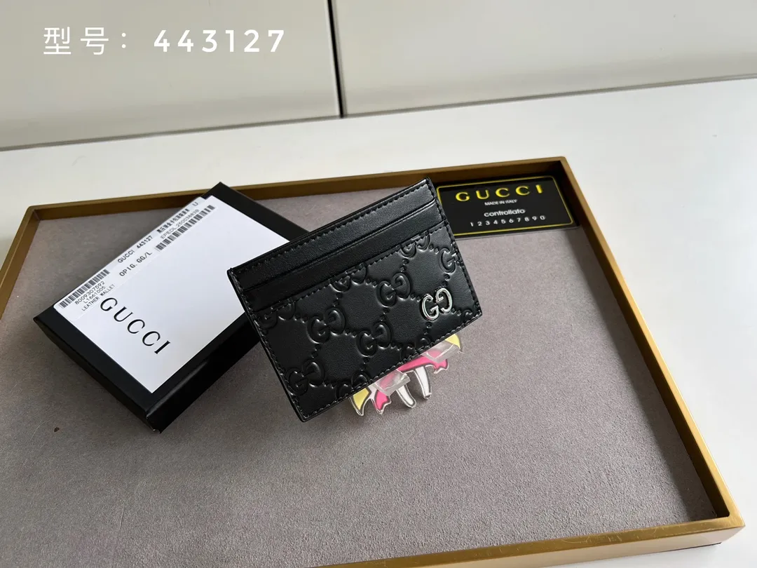 💰100 Top original version💎 GG silver and gold embossed # GUCCI new card holder Genuine card holder, real photo G embossed/full leather. 😘Made of Gucci Signature material, hot-pressed and exquisitely printed💯Made with top-notch overseas hardware! Style number: 233166/443127 Size: W10xH7cm.