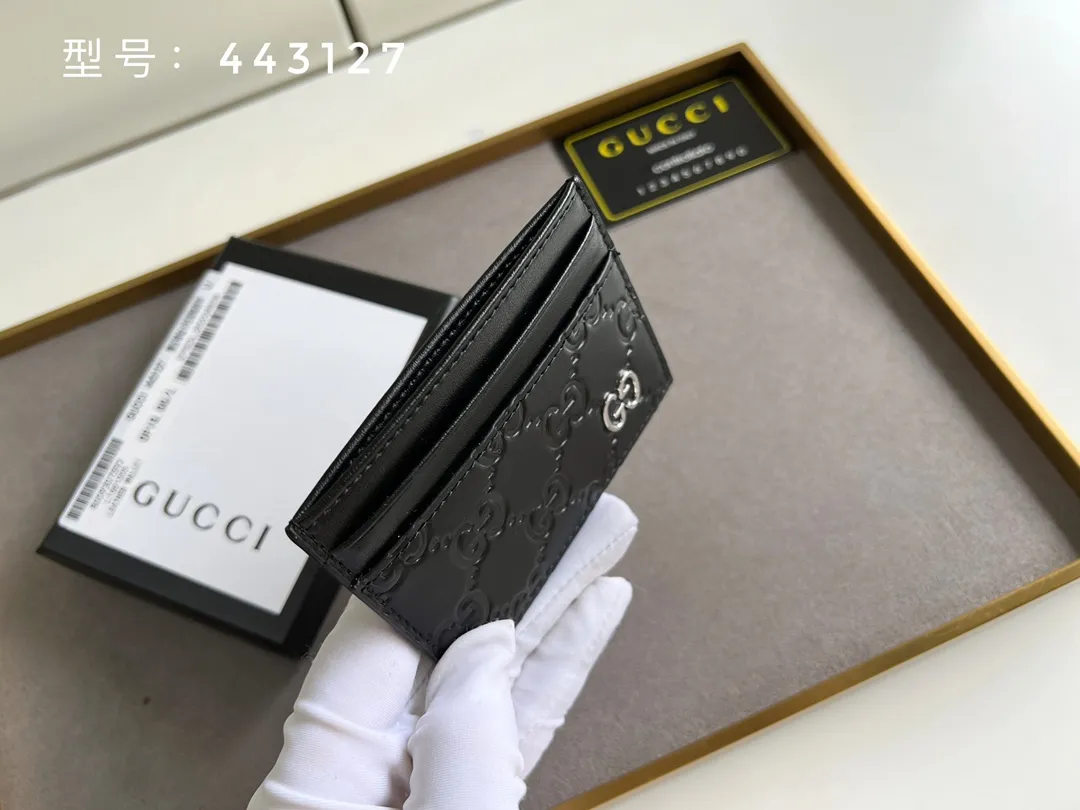 💰100 Top original version💎 GG silver and gold embossed # GUCCI new card holder Genuine card holder, real photo G embossed/full leather. 😘Made of Gucci Signature material, hot-pressed and exquisitely printed💯Made with top-notch overseas hardware! Style number: 233166/443127 Size: W10xH7cm.