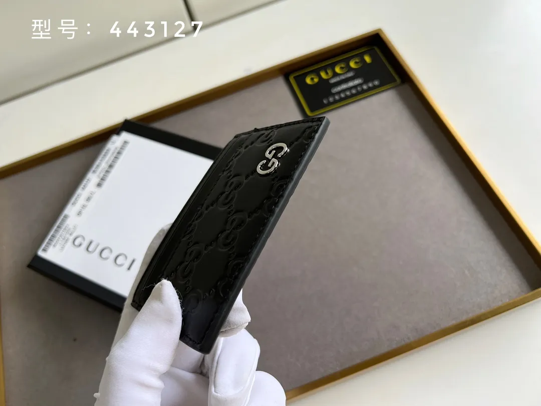 💰100 Top original version💎 GG silver and gold embossed # GUCCI new card holder Genuine card holder, real photo G embossed/full leather. 😘Made of Gucci Signature material, hot-pressed and exquisitely printed💯Made with top-notch overseas hardware! Style number: 233166/443127 Size: W10xH7cm.