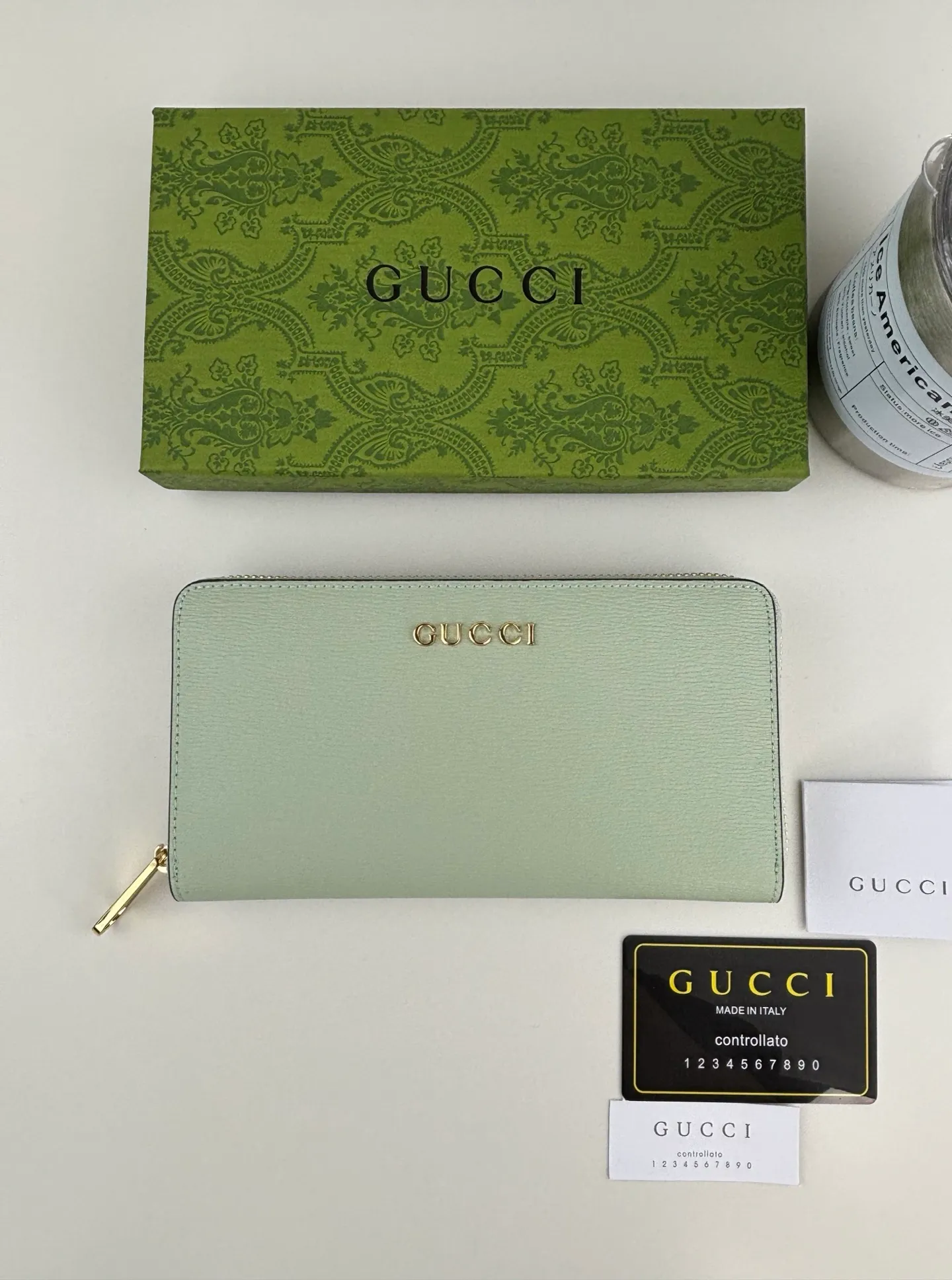 💰170 GUCCl Long zipper wallet with handwritten Gucci logo. Exploring self-expression with unlimited possibilities has become the spiritual connotation of brand design. Crafted from green leather, this long clip is embellished with a gold-toned handwritten Gucci logo-shaped hardware, adding a touch of the brand's signature charm to the entire design. Green leather, gold-tone hardware, taffeta lining, scripted Gucci logo detail. Interior: Six card compartments, two bill compartments, two separate internal compartments and a zippered coin pocket, this classic piece features a zipper closure Style number: 772642 Dimensions: 19cm x 10cm x 3.5cm Colour: Green