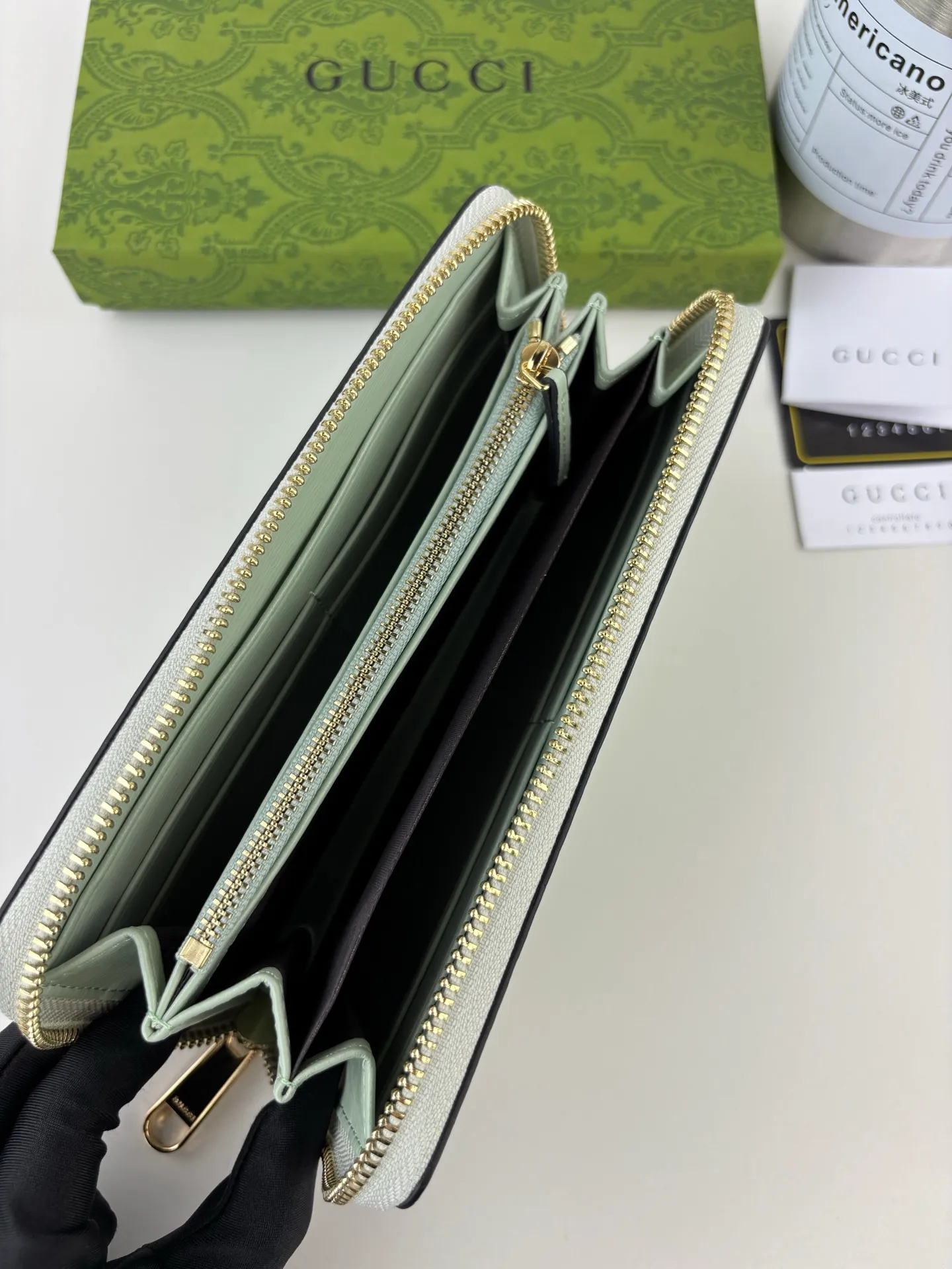 💰170 GUCCl Long zipper wallet with handwritten Gucci logo. Exploring self-expression with unlimited possibilities has become the spiritual connotation of brand design. Crafted from green leather, this long clip is embellished with a gold-toned handwritten Gucci logo-shaped hardware, adding a touch of the brand's signature charm to the entire design. Green leather, gold-tone hardware, taffeta lining, scripted Gucci logo detail. Interior: Six card compartments, two bill compartments, two separate internal compartments and a zippered coin pocket, this classic piece features a zipper closure Style number: 772642 Dimensions: 19cm x 10cm x 3.5cm Colour: Green