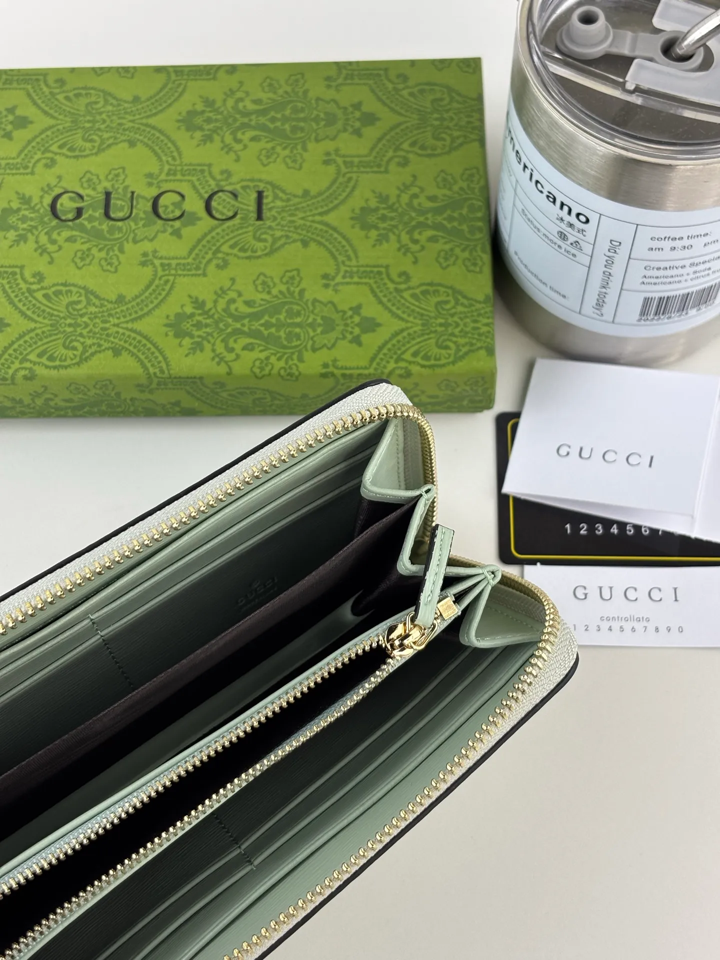 💰170 GUCCl Long zipper wallet with handwritten Gucci logo. Exploring self-expression with unlimited possibilities has become the spiritual connotation of brand design. Crafted from green leather, this long clip is embellished with a gold-toned handwritten Gucci logo-shaped hardware, adding a touch of the brand's signature charm to the entire design. Green leather, gold-tone hardware, taffeta lining, scripted Gucci logo detail. Interior: Six card compartments, two bill compartments, two separate internal compartments and a zippered coin pocket, this classic piece features a zipper closure Style number: 772642 Dimensions: 19cm x 10cm x 3.5cm Colour: Green