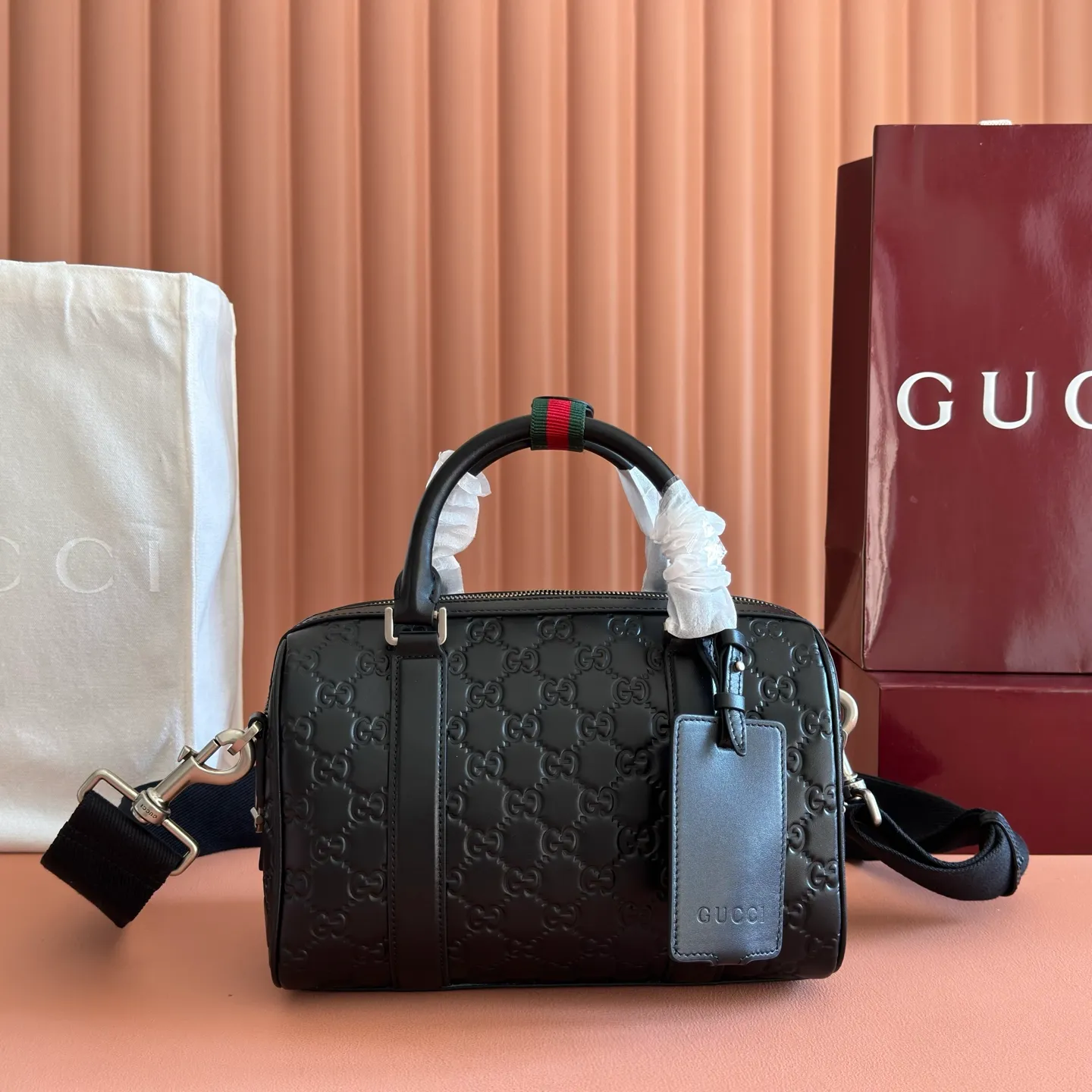 p1360💋💋💋[Combined with full original factory packaging] Super Double G series, from daily wear to special occasion clothing, the brand's favorite patterns add color to new leather goods. This handbag is crafted in black Super Double G leather, a new interpretation of the luggage series, and lined with cotton and linen. Model: 855789 black pressure Size: 25x16x14cm