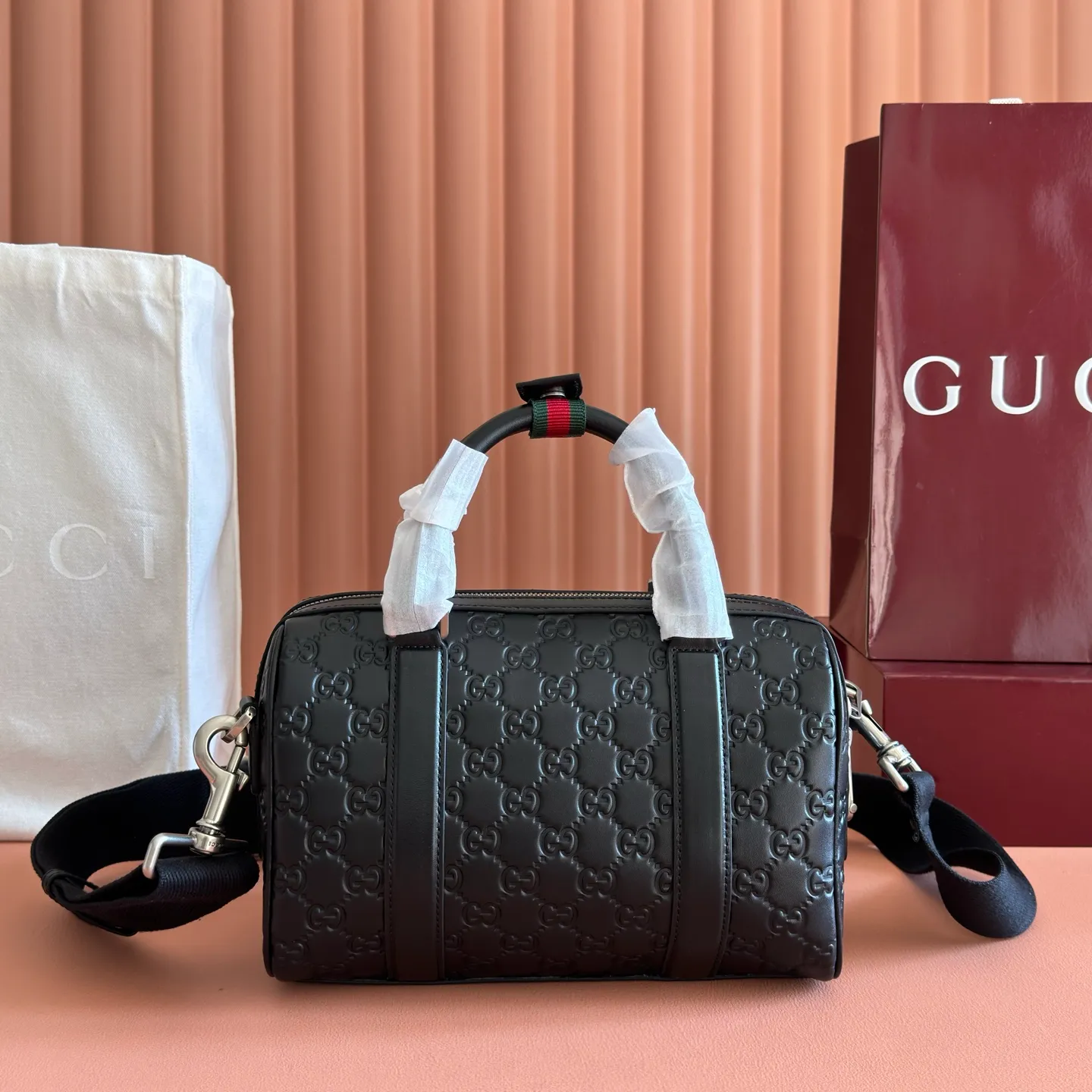 p1360💋💋💋[Combined with full original factory packaging] Super Double G series, from daily wear to special occasion clothing, the brand's favorite patterns add color to new leather goods. This handbag is crafted in black Super Double G leather, a new interpretation of the luggage series, and lined with cotton and linen. Model: 855789 black pressure Size: 25x16x14cm