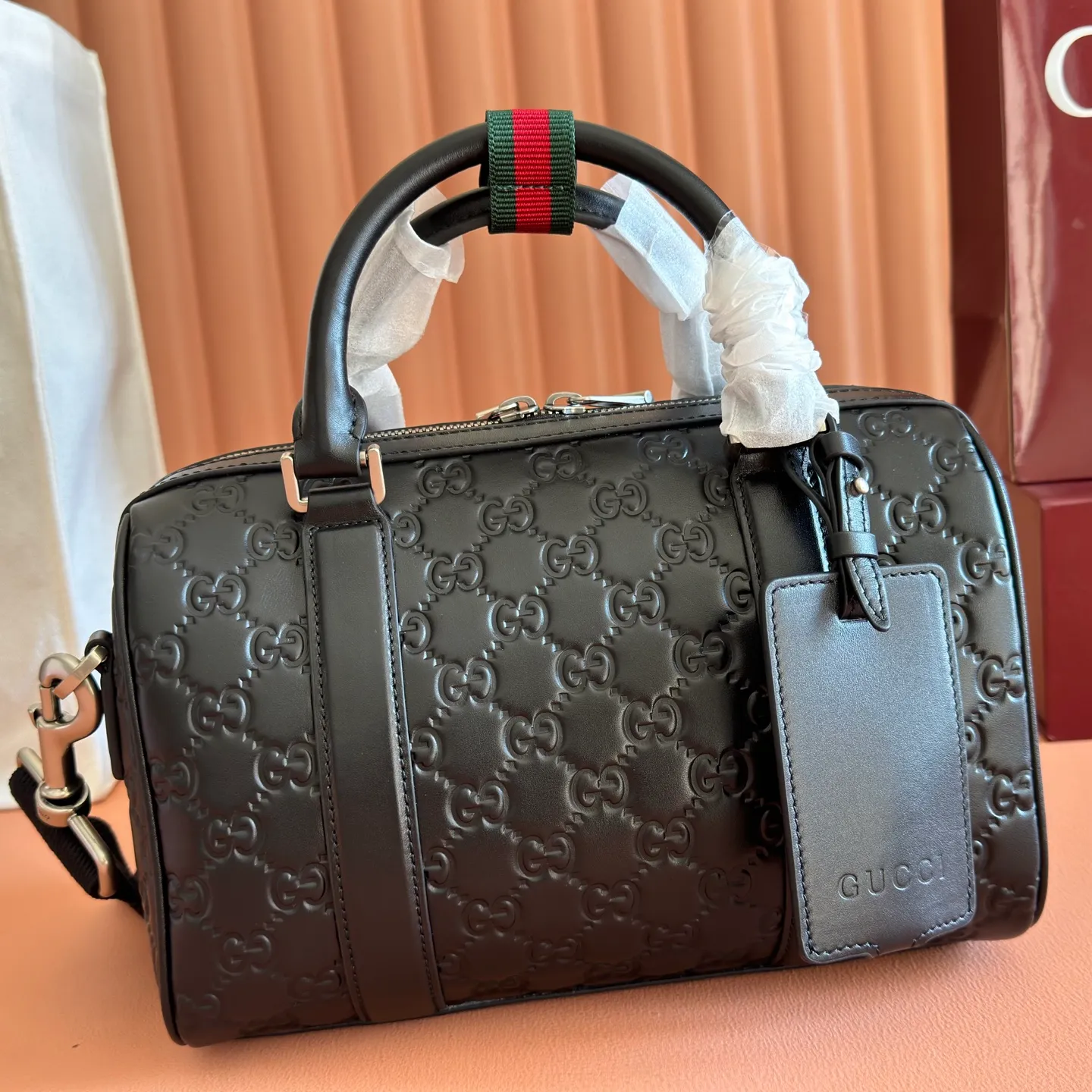 p1360💋💋💋[Combined with full original factory packaging] Super Double G series, from daily wear to special occasion clothing, the brand's favorite patterns add color to new leather goods. This handbag is crafted in black Super Double G leather, a new interpretation of the luggage series, and lined with cotton and linen. Model: 855789 black pressure Size: 25x16x14cm