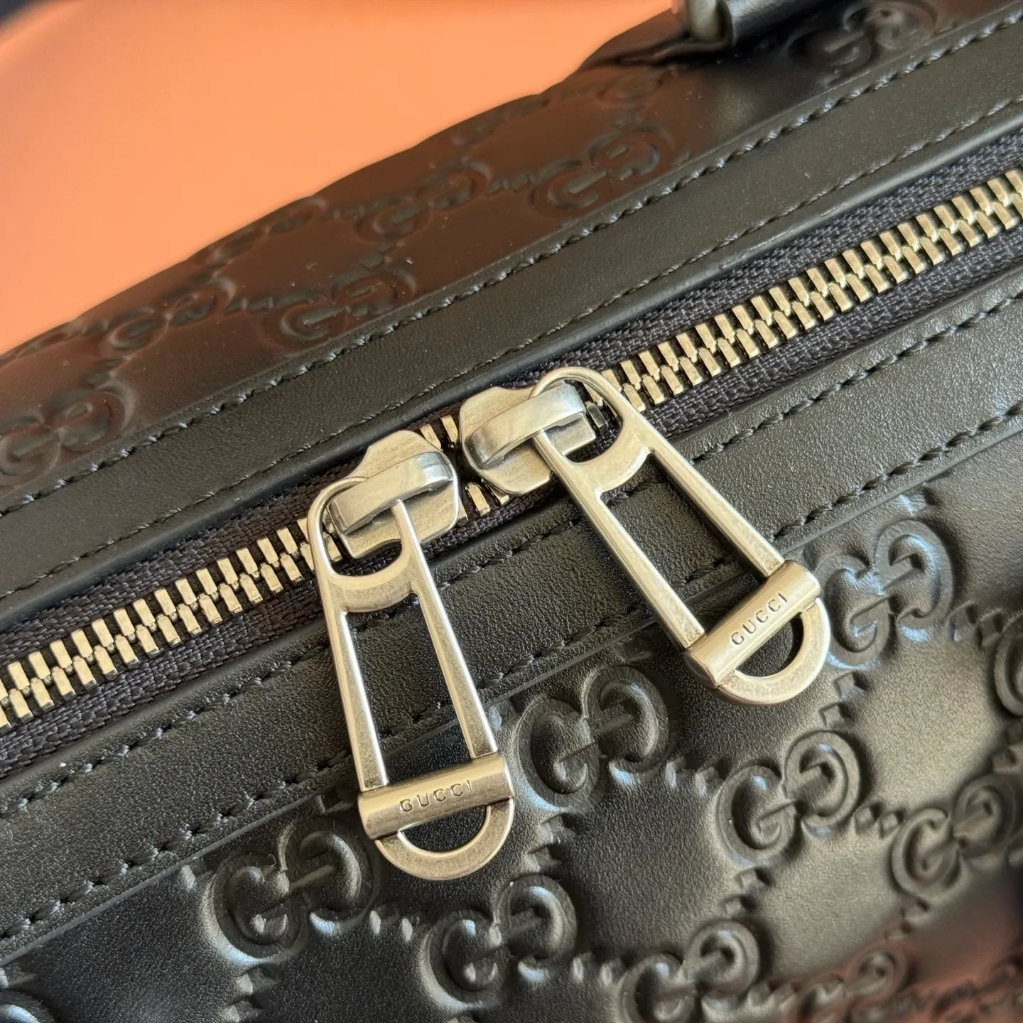 p1360💋💋💋[Combined with full original factory packaging] Super Double G series, from daily wear to special occasion clothing, the brand's favorite patterns add color to new leather goods. This handbag is crafted in black Super Double G leather, a new interpretation of the luggage series, and lined with cotton and linen. Model: 855789 black pressure Size: 25x16x14cm