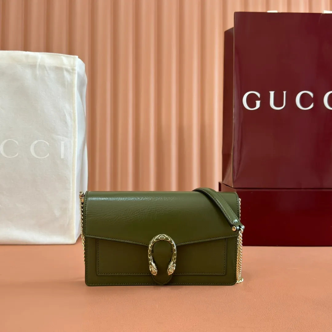 p980. 💋💋💋"With full set of original counter packaging" [New Product] This chain wallet is made of patent leather, with a wide shape and a light gold tone chain shoulder strap that provides a variety of styling options. Rosso Ancora patent leather Light gold tone hardware Gucci Ancora suede and taffeta lining Interior: 6 card compartments and 1 zip pocket External: 1 flat pocket Chain shoulder strap (52 cm high) Button closure Ident: 837374. Dimensions: 20cm (width) x 12.5cm (height) x 4.5cm (depth) Weight: approx. 0.42kg Colour: Forest green patent leather. Made in Italy