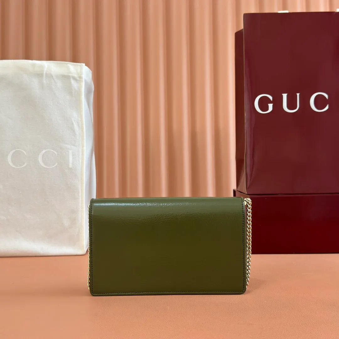 p980. 💋💋💋"With full set of original counter packaging" [New Product] This chain wallet is made of patent leather, with a wide shape and a light gold tone chain shoulder strap that provides a variety of styling options. Rosso Ancora patent leather Light gold tone hardware Gucci Ancora suede and taffeta lining Interior: 6 card compartments and 1 zip pocket External: 1 flat pocket Chain shoulder strap (52 cm high) Button closure Ident: 837374. Dimensions: 20cm (width) x 12.5cm (height) x 4.5cm (depth) Weight: approx. 0.42kg Colour: Forest green patent leather. Made in Italy
