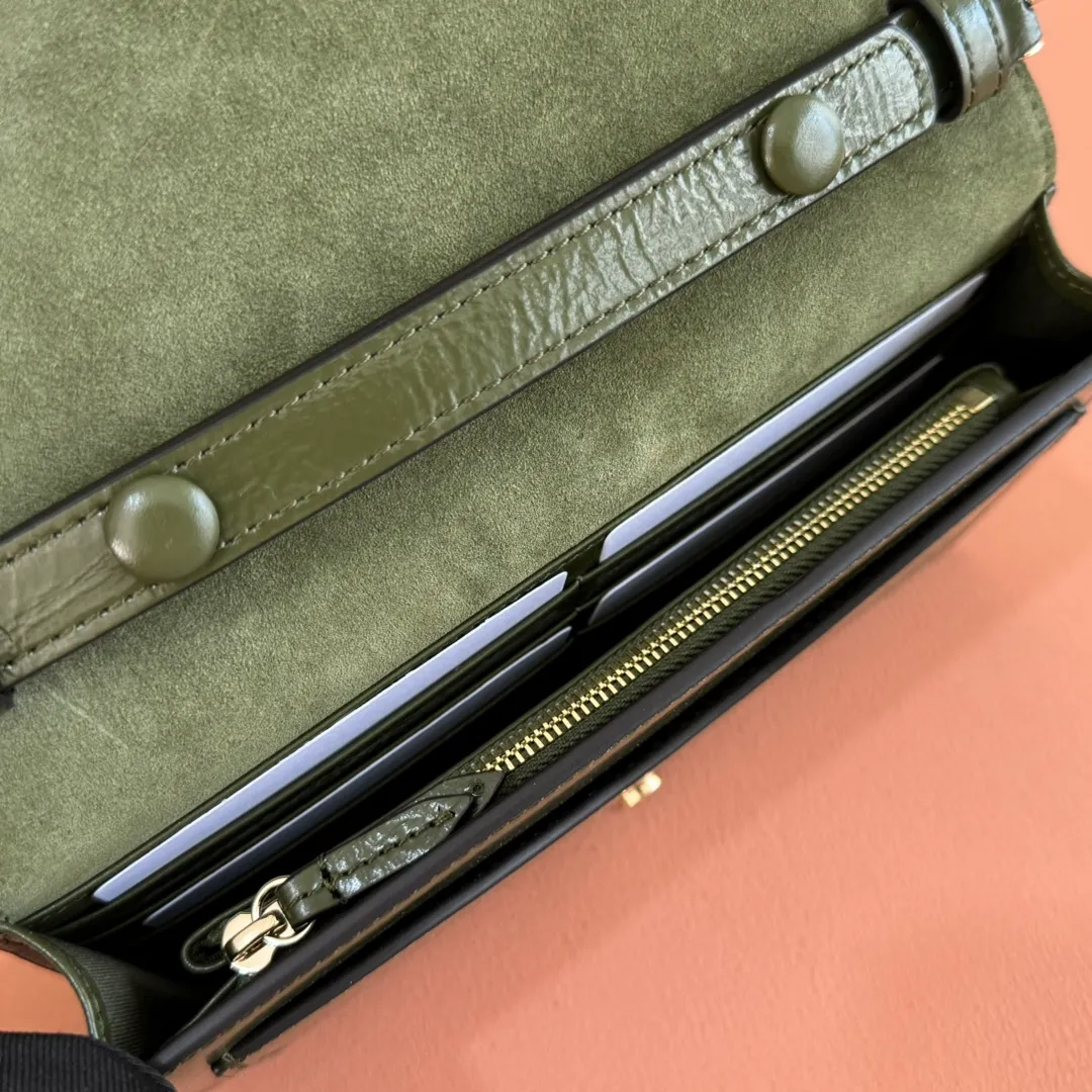 p980. 💋💋💋"With full set of original counter packaging" [New Product] This chain wallet is made of patent leather, with a wide shape and a light gold tone chain shoulder strap that provides a variety of styling options. Rosso Ancora patent leather Light gold tone hardware Gucci Ancora suede and taffeta lining Interior: 6 card compartments and 1 zip pocket External: 1 flat pocket Chain shoulder strap (52 cm high) Button closure Ident: 837374. Dimensions: 20cm (width) x 12.5cm (height) x 4.5cm (depth) Weight: approx. 0.42kg Colour: Forest green patent leather. Made in Italy