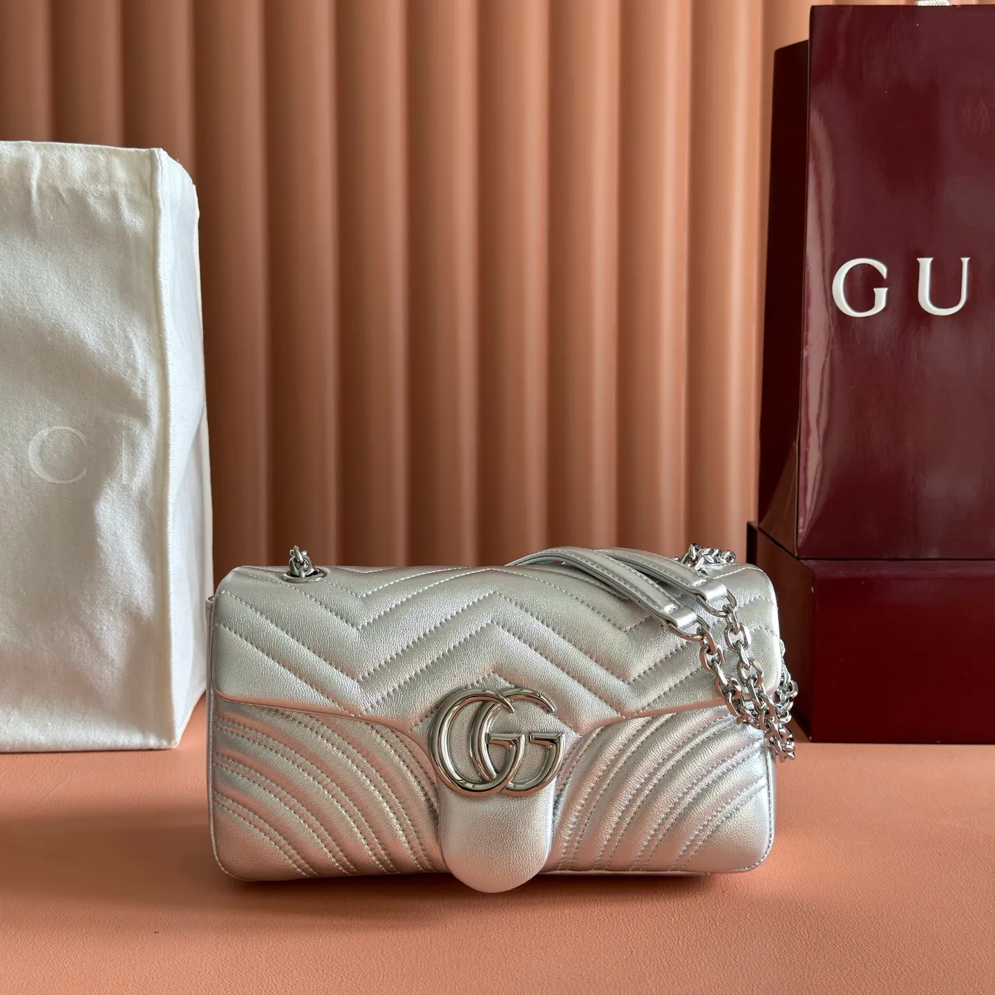 p1360💋💋💋Imported original leather [with full set of original counter packaging] The brand's iconic GG Marmont series is ingeniously integrated with double G styling accessories and faceted chain straps, and soft leather is selected to create a bag with soft lines. Simple and neat back pockets make medium and large bags more practical. Silver V-shaped Matelassé sheepskin Silver-tone hardware Gucci silver-tone viscose lining Double G Interior: One zippered pocket External: One open pocket Sliding chain strap that can be used as a shoulder strap (56 cm high) Spring-buckle flap Ref.: 837267. Dimensions: 26cm (width) x 15cm (height) x 7cm (depth) Weight: approx. 0.65kg Color: silver sheepskin/original leather. Made in Italy