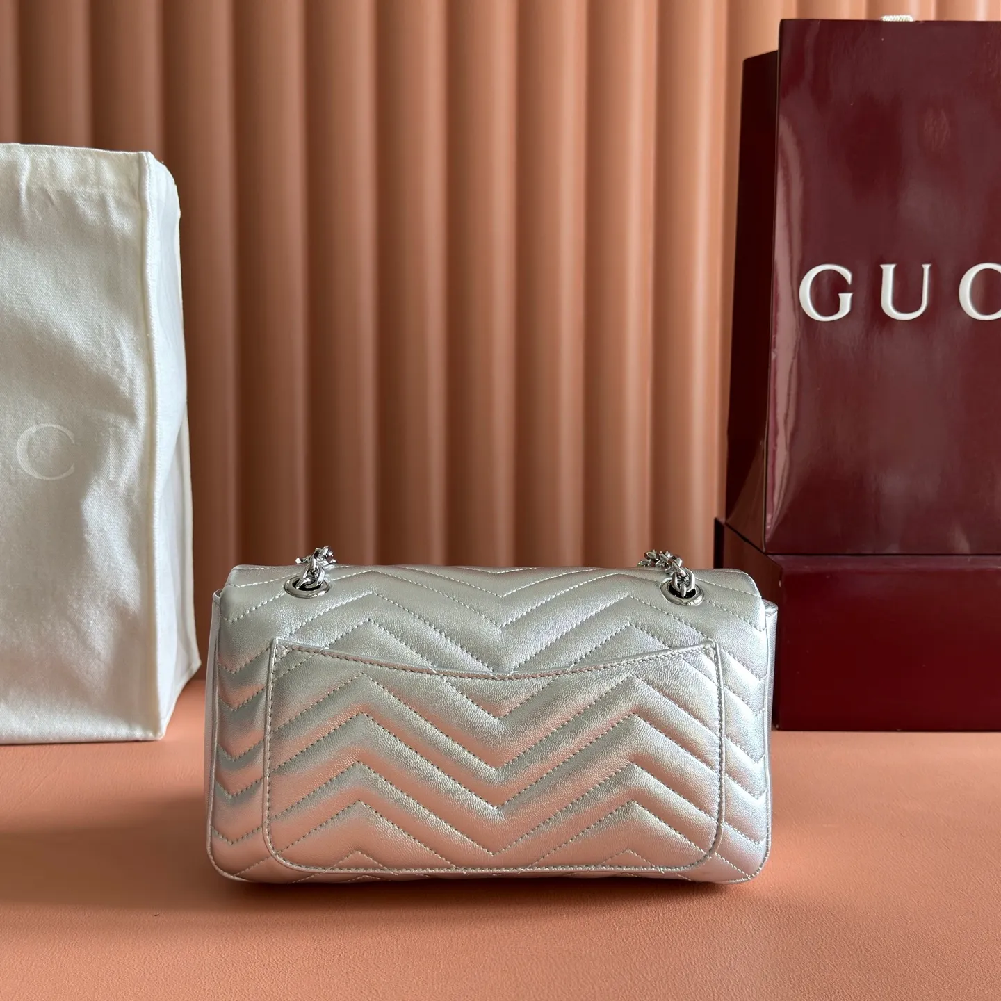 p1360💋💋💋Imported original leather [with full set of original counter packaging] The brand's iconic GG Marmont series is ingeniously integrated with double G styling accessories and faceted chain straps, and soft leather is selected to create a bag with soft lines. Simple and neat back pockets make medium and large bags more practical. Silver V-shaped Matelassé sheepskin Silver-tone hardware Gucci silver-tone viscose lining Double G Interior: One zippered pocket External: One open pocket Sliding chain strap that can be used as a shoulder strap (56 cm high) Spring-buckle flap Ref.: 837267. Dimensions: 26cm (width) x 15cm (height) x 7cm (depth) Weight: approx. 0.65kg Color: silver sheepskin/original leather. Made in Italy