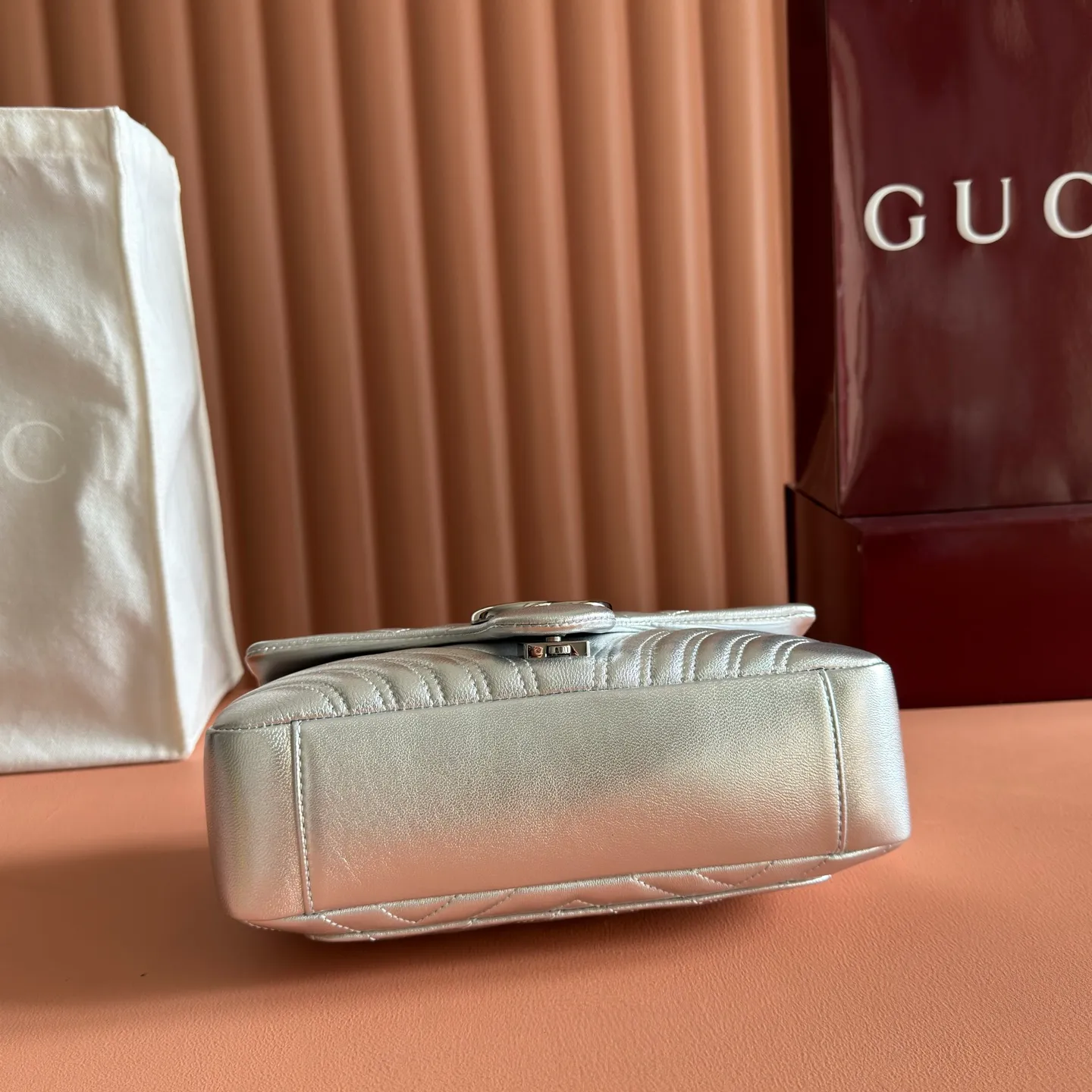 p1360💋💋💋Imported original leather [with full set of original counter packaging] The brand's iconic GG Marmont series is ingeniously integrated with double G styling accessories and faceted chain straps, and soft leather is selected to create a bag with soft lines. Simple and neat back pockets make medium and large bags more practical. Silver V-shaped Matelassé sheepskin Silver-tone hardware Gucci silver-tone viscose lining Double G Interior: One zippered pocket External: One open pocket Sliding chain strap that can be used as a shoulder strap (56 cm high) Spring-buckle flap Ref.: 837267. Dimensions: 26cm (width) x 15cm (height) x 7cm (depth) Weight: approx. 0.65kg Color: silver sheepskin/original leather. Made in Italy