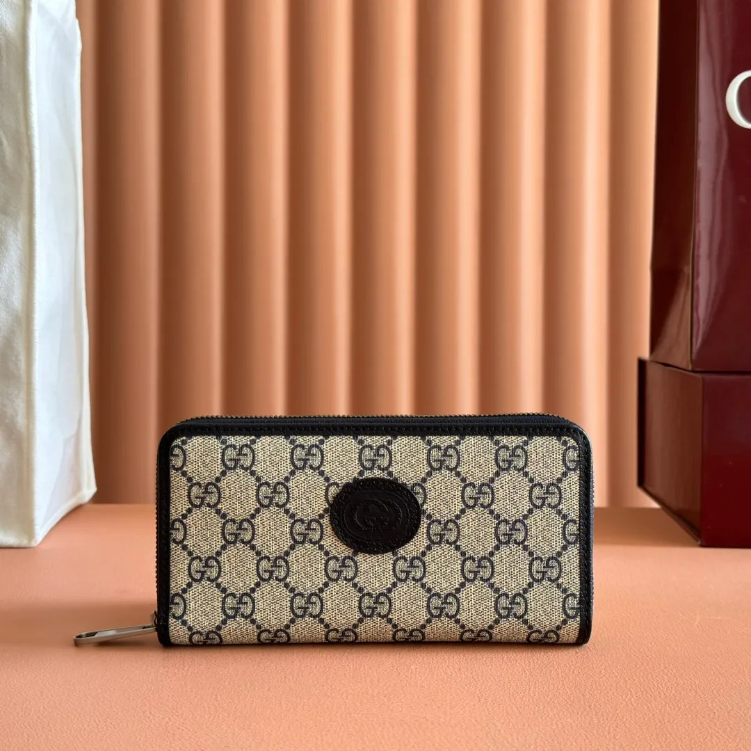 p460. 📣📣📣[Original leather accessories🌈Complete counter packaging]🔥🔥This simple and slender wallet is made of black GG Supreme canvas, decorated with tonal leather piping and an interlocking double G logo, highlighting the charm of a classic design. Black GG Supreme canvas, environmentally friendly material. Black leather trim. Viscose lining. Oval leather interlocking G plaque. Eight card compartments, two bill compartments. Size: 19*10.5*2cm Color: blue/pvc. Model: 673003.