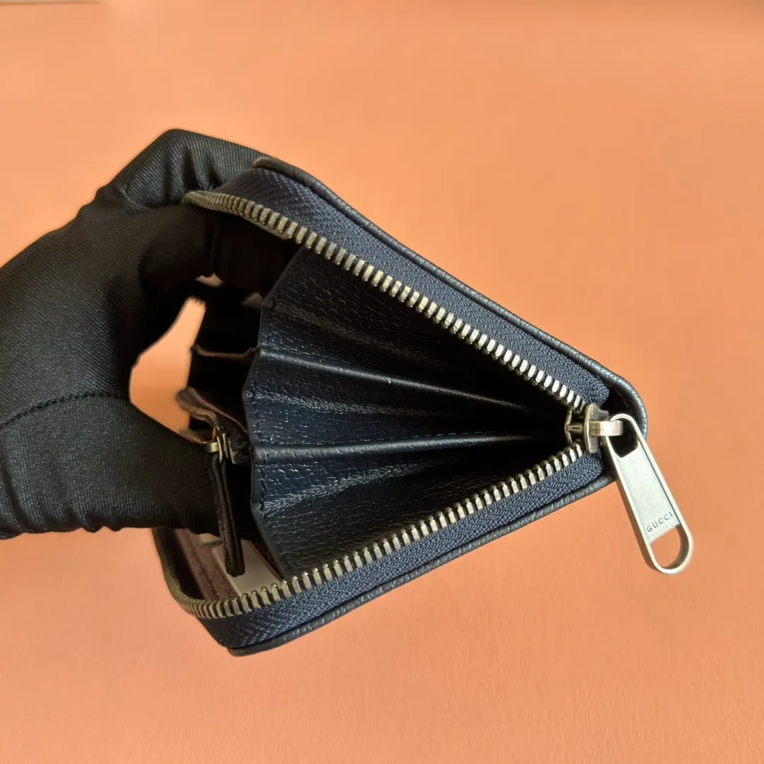 p460. 📣📣📣[Original leather accessories🌈Complete counter packaging]🔥🔥This simple and slender wallet is made of black GG Supreme canvas, decorated with tonal leather piping and an interlocking double G logo, highlighting the charm of a classic design. Black GG Supreme canvas, environmentally friendly material. Black leather trim. Viscose lining. Oval leather interlocking G plaque. Eight card compartments, two bill compartments. Size: 19*10.5*2cm Color: blue/pvc. Model: 673003.