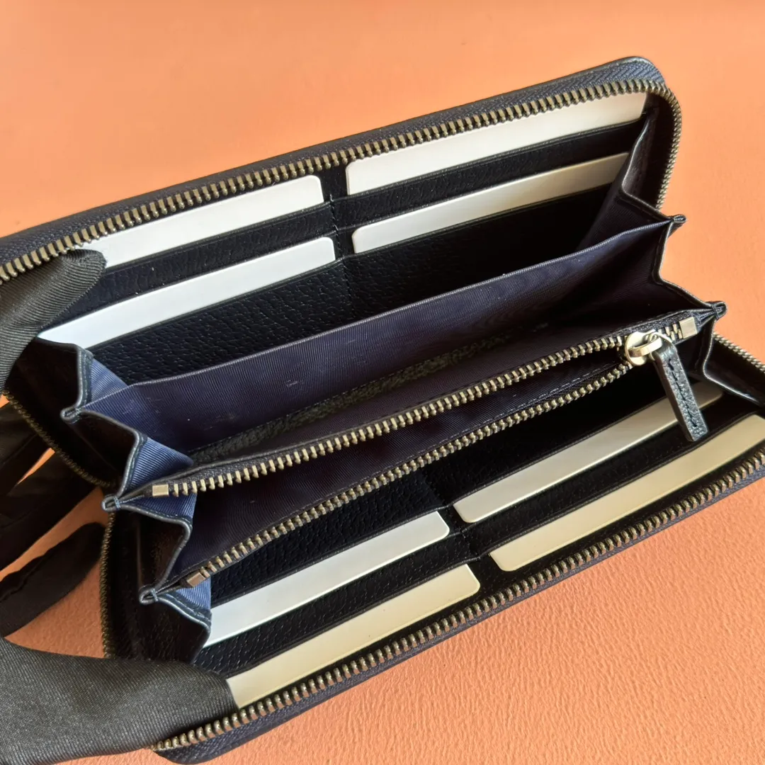 p460. 📣📣📣[Original leather accessories🌈Complete counter packaging]🔥🔥This simple and slender wallet is made of black GG Supreme canvas, decorated with tonal leather piping and an interlocking double G logo, highlighting the charm of a classic design. Black GG Supreme canvas, environmentally friendly material. Black leather trim. Viscose lining. Oval leather interlocking G plaque. Eight card compartments, two bill compartments. Size: 19*10.5*2cm Color: blue/pvc. Model: 673003.