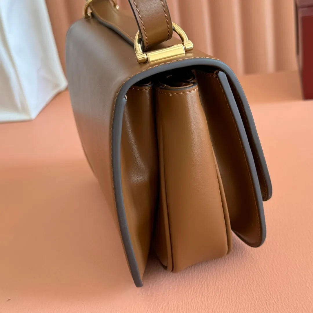 p1640. 💋💋💋【With full set of original counter packaging】2025 autumn and winter series, the Gucci Siena series small shoulder bag continues the evolution of the iconic element of Gucci's classic horsebit. Crafted from fine glossy leather, this shoulder bag has a structured shape and a half-horsebit buckle design from the 1970s. Finished with gold-tone hardware, the interior is lined with three levels of gusseting and a zipped pocket. Black fine glossy leather Gold-tone hardware Black leather lining Interior: 3-level fastening and 1 zipped pocket Shoulder straps: Height: 23cm – 25cm; Length: 127cm Half-horsebit snap fastener Ident: 846705. Dimensions: 22.5cm (width) x 14cm (height) x 8cm (depth) Weight: approx. 0.7kg Color: brown full leather. Made in Italy