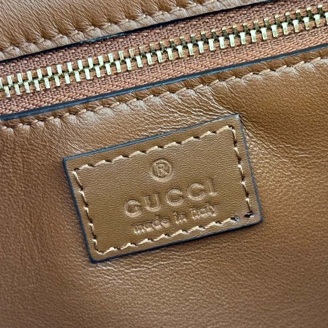 p1640. 💋💋💋【With full set of original counter packaging】2025 autumn and winter series, the Gucci Siena series small shoulder bag continues the evolution of the iconic element of Gucci's classic horsebit. Crafted from fine glossy leather, this shoulder bag has a structured shape and a half-horsebit buckle design from the 1970s. Finished with gold-tone hardware, the interior is lined with three levels of gusseting and a zipped pocket. Black fine glossy leather Gold-tone hardware Black leather lining Interior: 3-level fastening and 1 zipped pocket Shoulder straps: Height: 23cm – 25cm; Length: 127cm Half-horsebit snap fastener Ident: 846705. Dimensions: 22.5cm (width) x 14cm (height) x 8cm (depth) Weight: approx. 0.7kg Color: brown full leather. Made in Italy