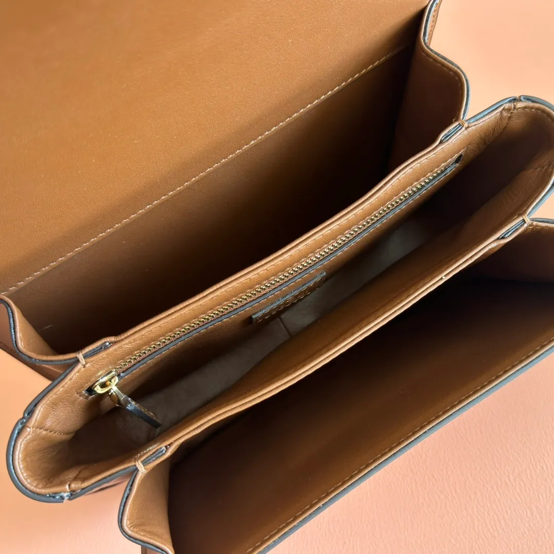 p1640. 💋💋💋【With full set of original counter packaging】2025 autumn and winter series, the Gucci Siena series small shoulder bag continues the evolution of the iconic element of Gucci's classic horsebit. Crafted from fine glossy leather, this shoulder bag has a structured shape and a half-horsebit buckle design from the 1970s. Finished with gold-tone hardware, the interior is lined with three levels of gusseting and a zipped pocket. Black fine glossy leather Gold-tone hardware Black leather lining Interior: 3-level fastening and 1 zipped pocket Shoulder straps: Height: 23cm – 25cm; Length: 127cm Half-horsebit snap fastener Ident: 846705. Dimensions: 22.5cm (width) x 14cm (height) x 8cm (depth) Weight: approx. 0.7kg Color: brown full leather. Made in Italy