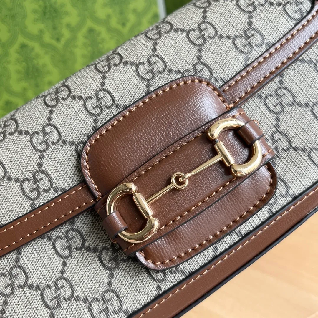 Actual shot #💰280 Style number: 735178 Caramel Size: 24✖️13.5✖️7.5cm Gucci Horsebit 1955 Baguette Xiaohongshu’s new backpack has 2 shoulder straps and can be carried in the hand, cross-body, or under the armpit. It is flatter and longer than the regular 1955 saddle bag. The chain is very textured. It is perfect for taking pictures when going out👍