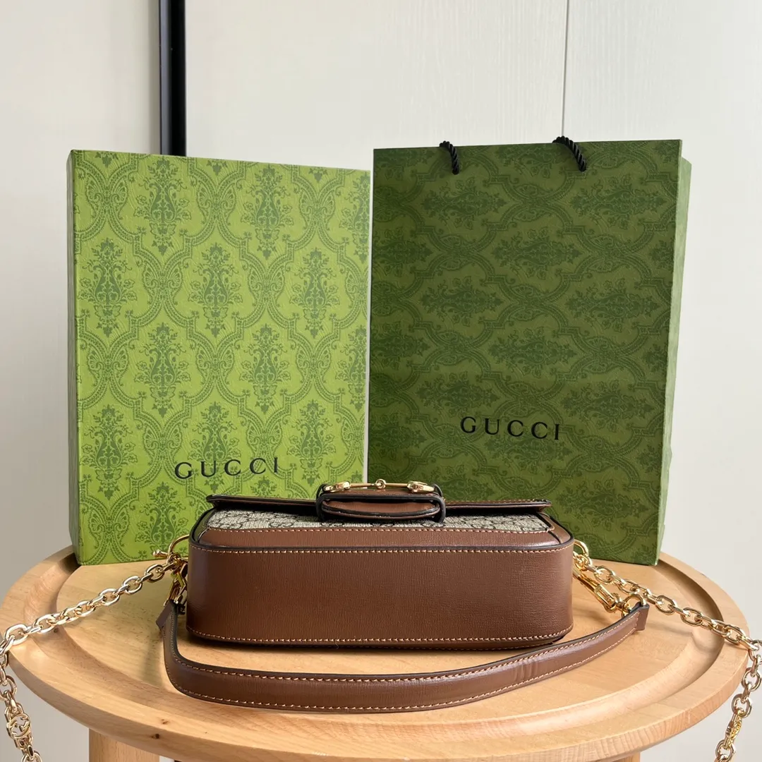 Actual shot #💰280 Style number: 735178 Caramel Size: 24✖️13.5✖️7.5cm Gucci Horsebit 1955 Baguette Xiaohongshu’s new backpack has 2 shoulder straps and can be carried in the hand, cross-body, or under the armpit. It is flatter and longer than the regular 1955 saddle bag. The chain is very textured. It is perfect for taking pictures when going out👍