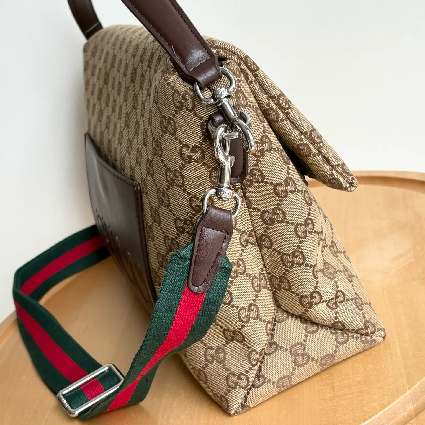 Upgraded version of real shot #💰340 Style number: 821616 Size: 36/25/12cm 2025 spring and summer series new canvas bag! It adopts a soft yet crisp shape and has a smooth texture. The magnetic flip-up closure is convenient and easy to use👍 The Gucci printed logo on the back and the matching magnetic buckle are exquisite and can protect the contents. The capacity is special🉑
