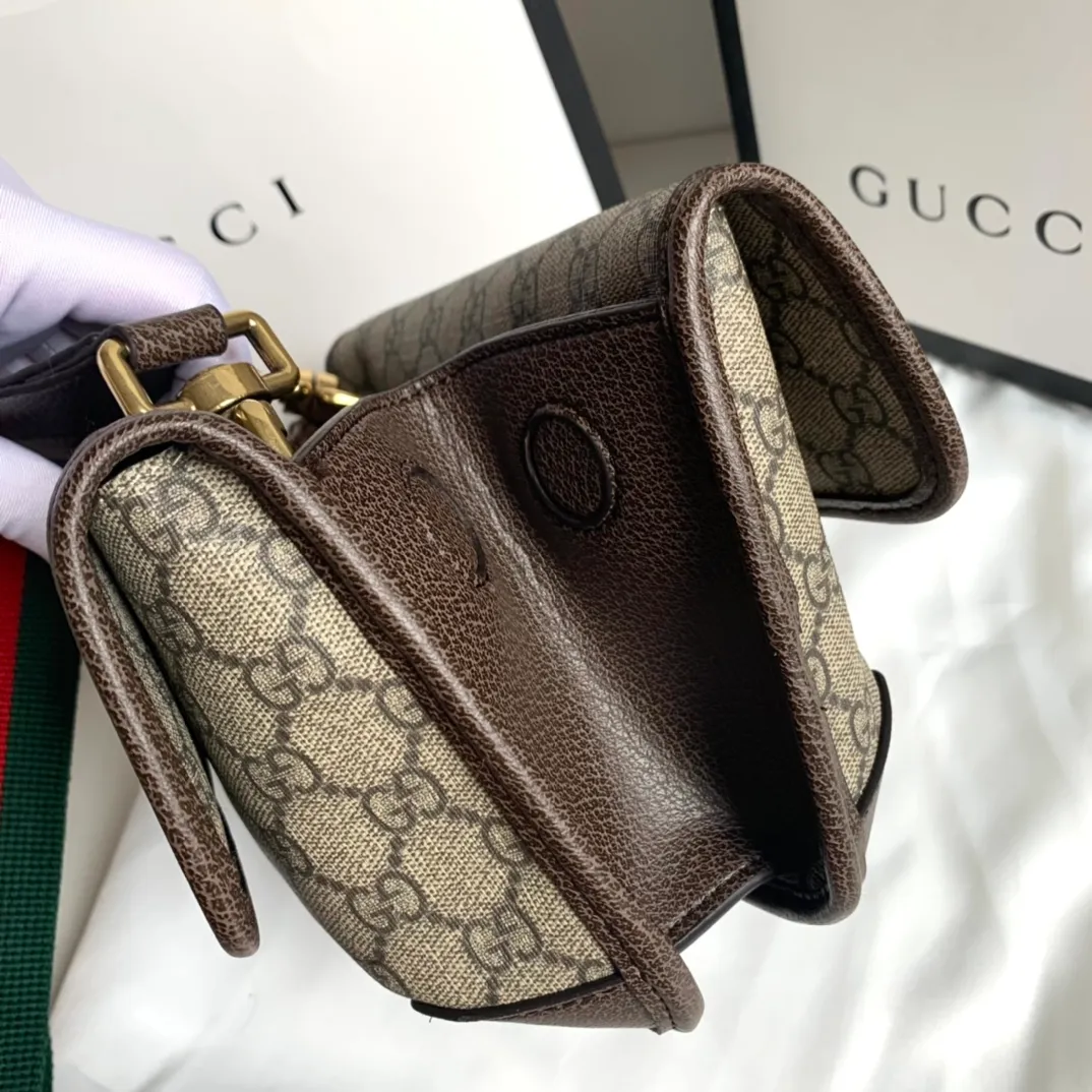 Upgraded version of real shot #💰320 Style No.: 501050 Size: 22*16.5*4cm GG Suprememini messenger bag to help you play in this autumn and winter fashion circle ~ Classic PVC material with brown cowhide, hardware🐯Tiger head hardware with red and green adjustable shoulder straps, retro style design, equipped with flip buckles on each side. The central opening compartment can be opened using a magnetic tab. (Copy version of Gucci hardware logo and upgraded hot stamping, bold red and green webbing)