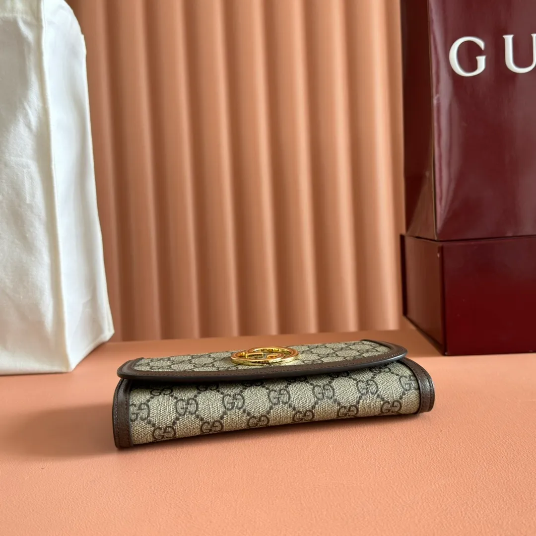 p760. 📣📣📣【Original leather with 🌈Full set of counter packaging】🔥🔥Details of how to carry the chain bag (with full hardware chain) Gucci Blondie interlocking black (original leather) I love it at first sight, I have been waiting for this new style for a long time!! I personally like it very much, second-hand bags have always been my favorite 🍠It is super popular now, mainly because it is really good-looking! It’s really great to get it. The hardware and leather texture are very heavy and matchable. You can change it anytime and anywhere. It can be carried as an armpit bag or cross-body. Depending on your mood, I can switch between the two carrying methods. I think it is very retro, fashionable and fascinating! Among the many styles recently, this is the only item that makes me excited. Model: 725215. Dimensions: 21x10.5cm. Color: brown/original leather.