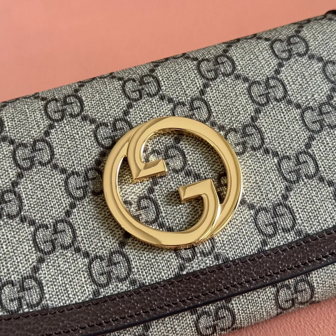 p760. 📣📣📣【Original leather with 🌈Full set of counter packaging】🔥🔥Details of how to carry the chain bag (with full hardware chain) Gucci Blondie interlocking black (original leather) I love it at first sight, I have been waiting for this new style for a long time!! I personally like it very much, second-hand bags have always been my favorite 🍠It is super popular now, mainly because it is really good-looking! It’s really great to get it. The hardware and leather texture are very heavy and matchable. You can change it anytime and anywhere. It can be carried as an armpit bag or cross-body. Depending on your mood, I can switch between the two carrying methods. I think it is very retro, fashionable and fascinating! Among the many styles recently, this is the only item that makes me excited. Model: 725215. Dimensions: 21x10.5cm. Color: brown/original leather.