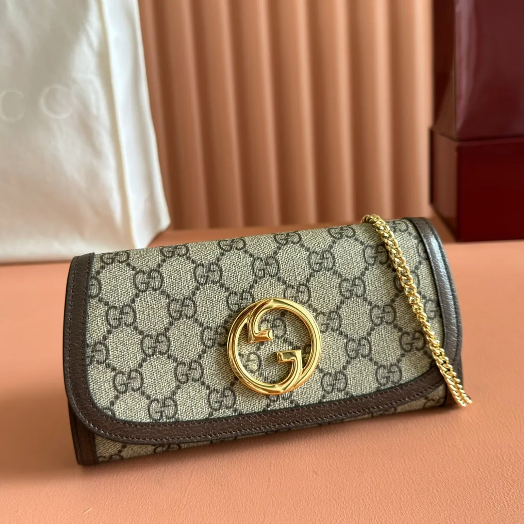 p760. 📣📣📣【Original leather with 🌈Full set of counter packaging】🔥🔥Details of how to carry the chain bag (with full hardware chain) Gucci Blondie interlocking black (original leather) I love it at first sight, I have been waiting for this new style for a long time!! I personally like it very much, second-hand bags have always been my favorite 🍠It is super popular now, mainly because it is really good-looking! It’s really great to get it. The hardware and leather texture are very heavy and matchable. You can change it anytime and anywhere. It can be carried as an armpit bag or cross-body. Depending on your mood, I can switch between the two carrying methods. I think it is very retro, fashionable and fascinating! Among the many styles recently, this is the only item that makes me excited. Model: 725215. Dimensions: 21x10.5cm. Color: brown/original leather.