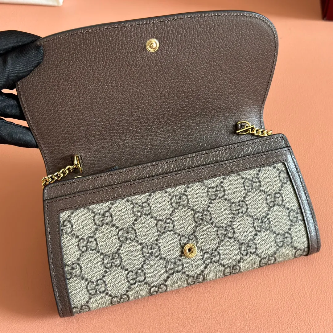 p760. 📣📣📣【Original leather with 🌈Full set of counter packaging】🔥🔥Details of how to carry the chain bag (with full hardware chain) Gucci Blondie interlocking black (original leather) I love it at first sight, I have been waiting for this new style for a long time!! I personally like it very much, second-hand bags have always been my favorite 🍠It is super popular now, mainly because it is really good-looking! It’s really great to get it. The hardware and leather texture are very heavy and matchable. You can change it anytime and anywhere. It can be carried as an armpit bag or cross-body. Depending on your mood, I can switch between the two carrying methods. I think it is very retro, fashionable and fascinating! Among the many styles recently, this is the only item that makes me excited. Model: 725215. Dimensions: 21x10.5cm. Color: brown/original leather.