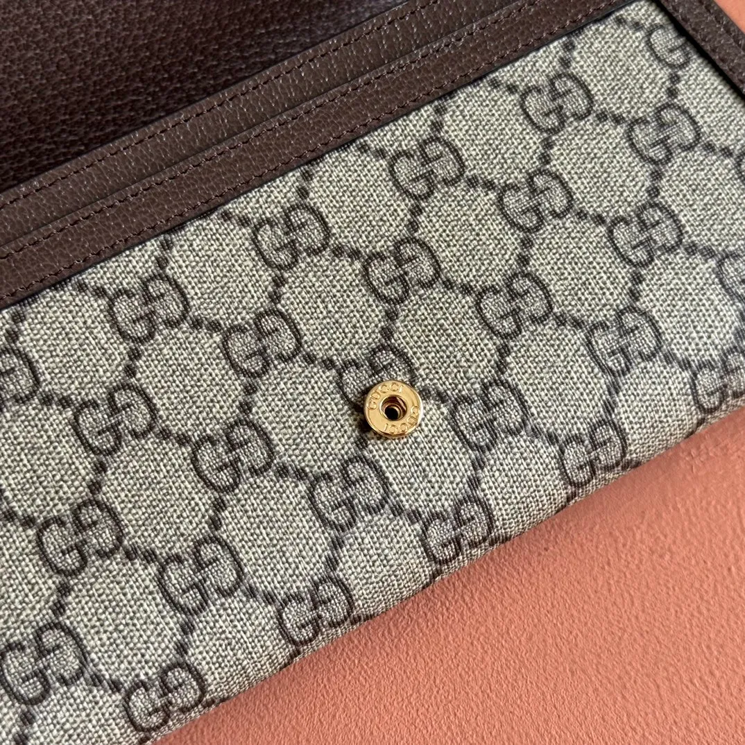 p760. 📣📣📣【Original leather with 🌈Full set of counter packaging】🔥🔥Details of how to carry the chain bag (with full hardware chain) Gucci Blondie interlocking black (original leather) I love it at first sight, I have been waiting for this new style for a long time!! I personally like it very much, second-hand bags have always been my favorite 🍠It is super popular now, mainly because it is really good-looking! It’s really great to get it. The hardware and leather texture are very heavy and matchable. You can change it anytime and anywhere. It can be carried as an armpit bag or cross-body. Depending on your mood, I can switch between the two carrying methods. I think it is very retro, fashionable and fascinating! Among the many styles recently, this is the only item that makes me excited. Model: 725215. Dimensions: 21x10.5cm. Color: brown/original leather.