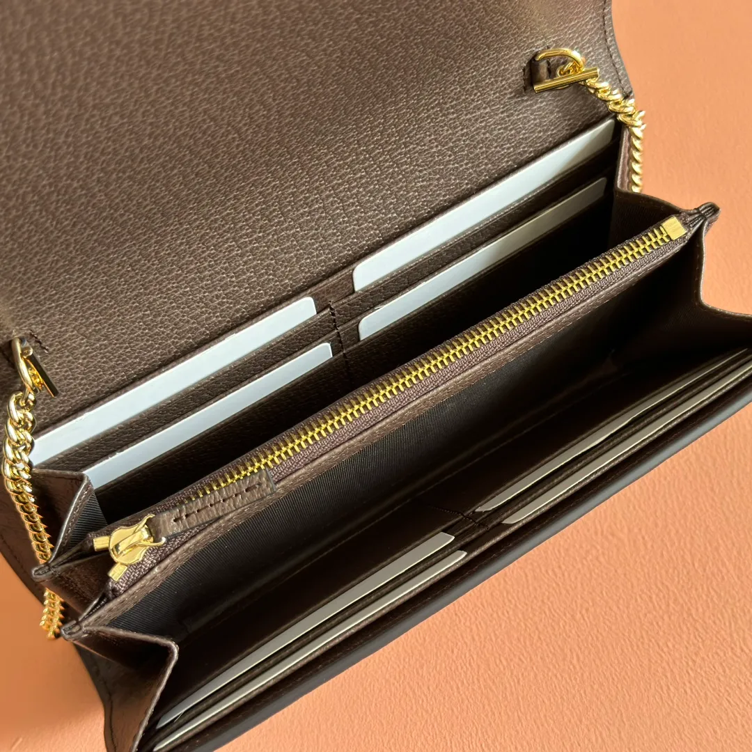 p760. 📣📣📣【Original leather with 🌈Full set of counter packaging】🔥🔥Details of how to carry the chain bag (with full hardware chain) Gucci Blondie interlocking black (original leather) I love it at first sight, I have been waiting for this new style for a long time!! I personally like it very much, second-hand bags have always been my favorite 🍠It is super popular now, mainly because it is really good-looking! It’s really great to get it. The hardware and leather texture are very heavy and matchable. You can change it anytime and anywhere. It can be carried as an armpit bag or cross-body. Depending on your mood, I can switch between the two carrying methods. I think it is very retro, fashionable and fascinating! Among the many styles recently, this is the only item that makes me excited. Model: 725215. Dimensions: 21x10.5cm. Color: brown/original leather.