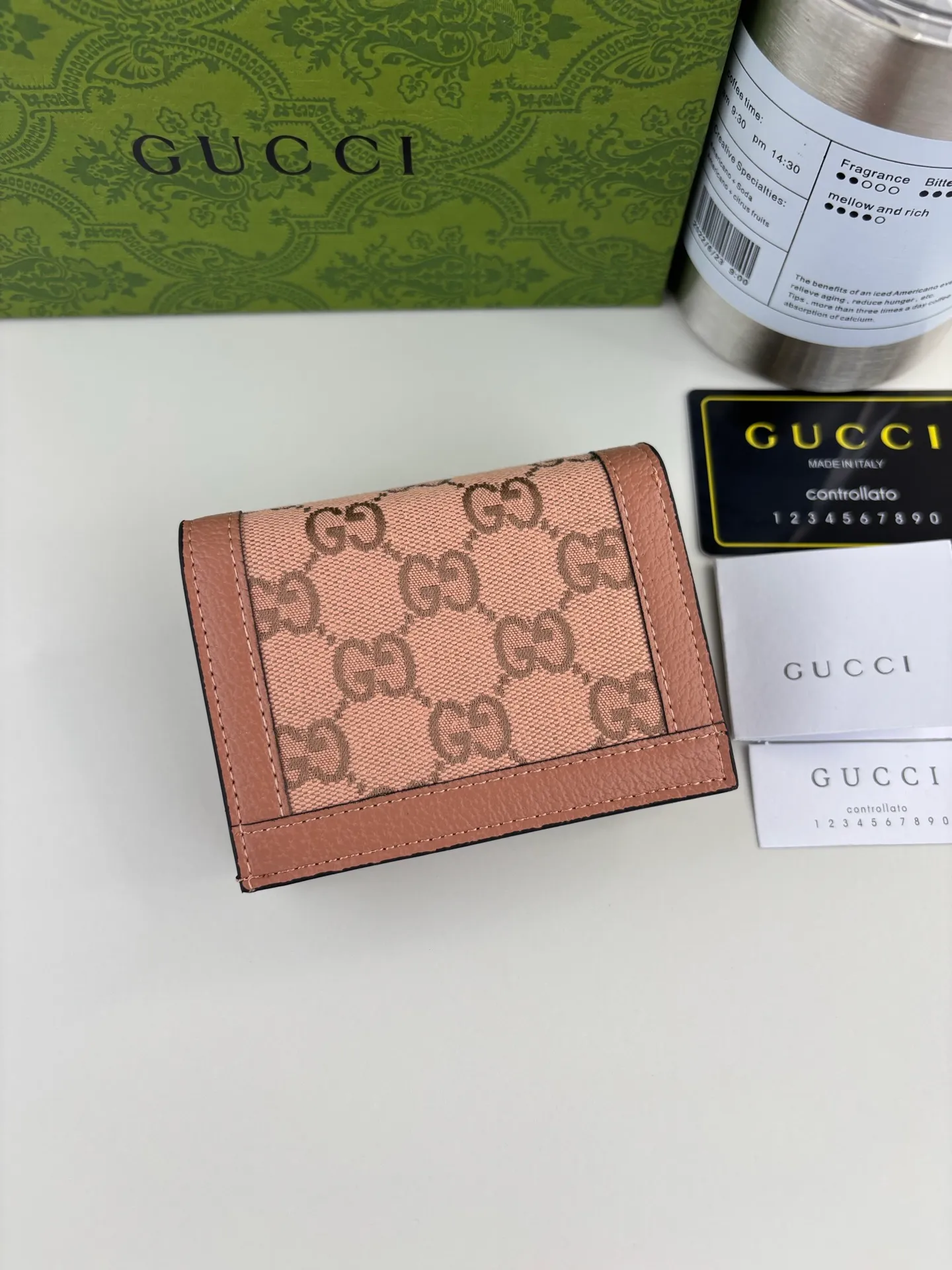 💰140 GUCCl As one of the most popular colors, this unique pink symbolizes luxury and pleasure. In the 2023 early autumn series, Gucci's new pink GG canvas incorporates new ideas into a series of small leather items; this Ophidia series, decorated with rose gold, accessories, and European-style wallets, evolved from the early Gucci diamond diamond pattern that began in the 1930s. This short card holder features logo, rose gold tone hardware Double G, pink leather piping, moiré fabric lining, rose gold hardware Model: 523155 Dimensions: 9cm x 10cm x 3cm Colour: rose gold pink