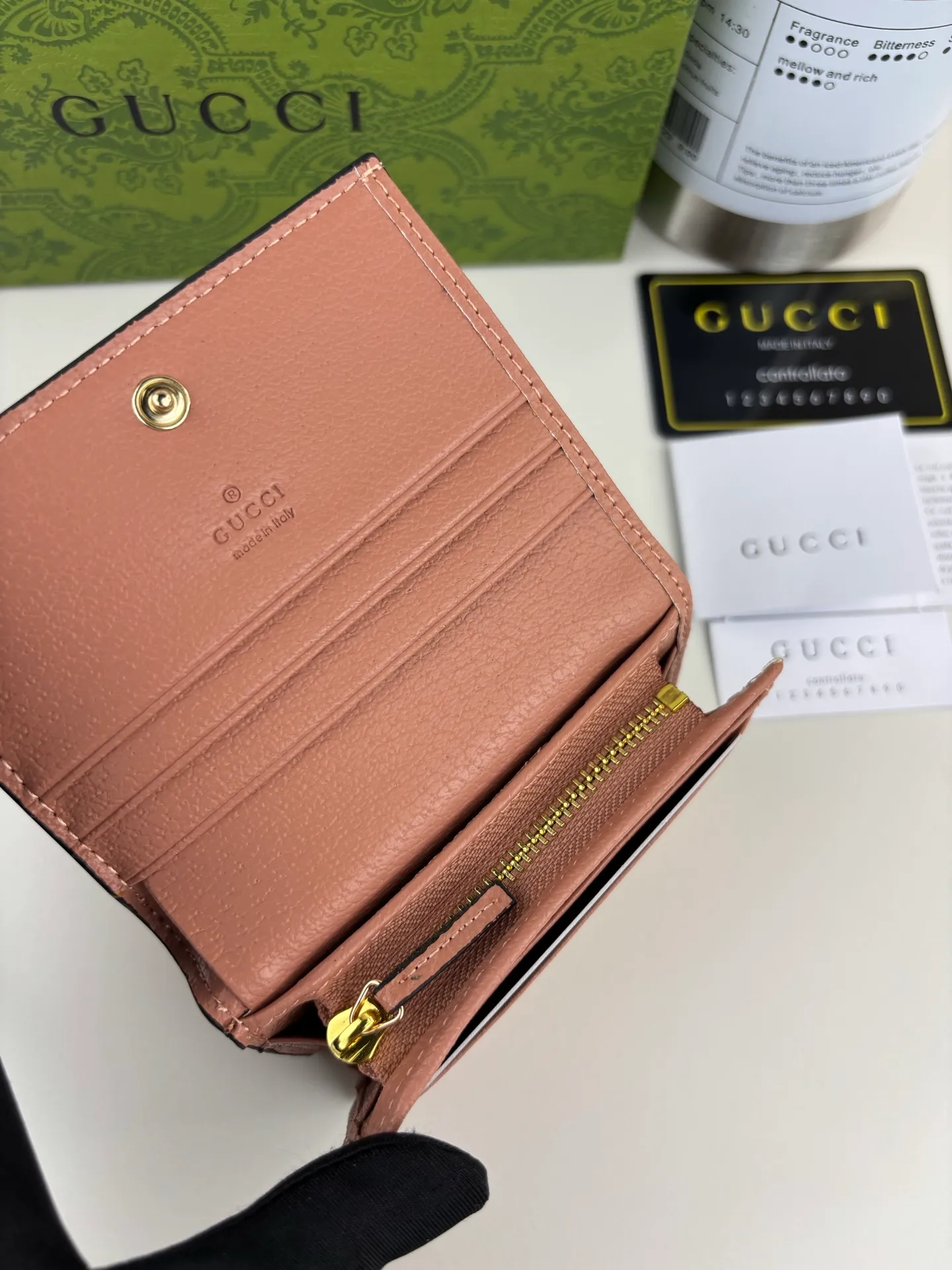 💰140 GUCCl As one of the most popular colors, this unique pink symbolizes luxury and pleasure. In the 2023 early autumn series, Gucci's new pink GG canvas incorporates new ideas into a series of small leather items; this Ophidia series, decorated with rose gold, accessories, and European-style wallets, evolved from the early Gucci diamond diamond pattern that began in the 1930s. This short card holder features logo, rose gold tone hardware Double G, pink leather piping, moiré fabric lining, rose gold hardware Model: 523155 Dimensions: 9cm x 10cm x 3cm Colour: rose gold pink