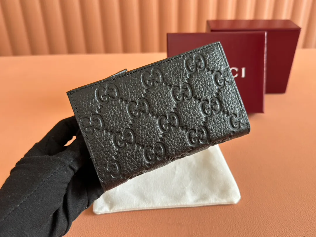 p520. 💋💋💋🔥"With full set of original green box packaging"🔥[New style] GG Emblem series super soft pink embossed/full leather Model: 815874. Dimensions: 18 (length) x 14 (width) x 3cm (thickness) Color: black full leather/original leather. Made in Italy