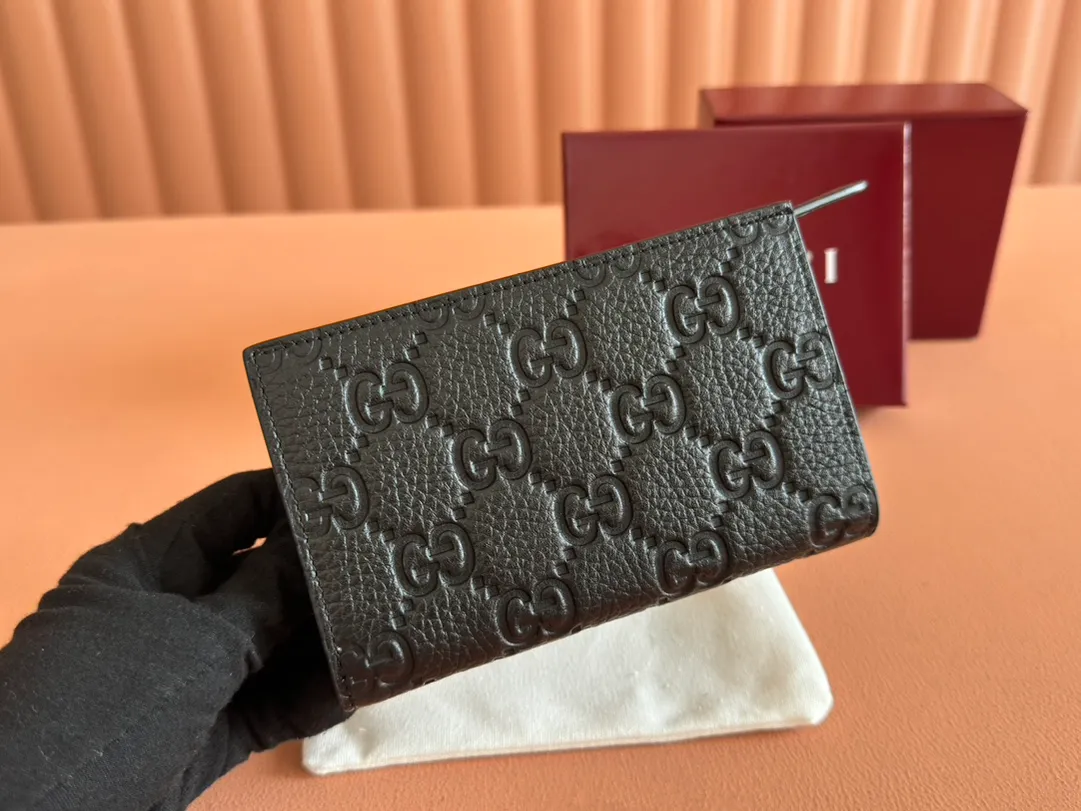 p520. 💋💋💋🔥"With full set of original green box packaging"🔥[New style] GG Emblem series super soft pink embossed/full leather Model: 815874. Dimensions: 18 (length) x 14 (width) x 3cm (thickness) Color: black full leather/original leather. Made in Italy
