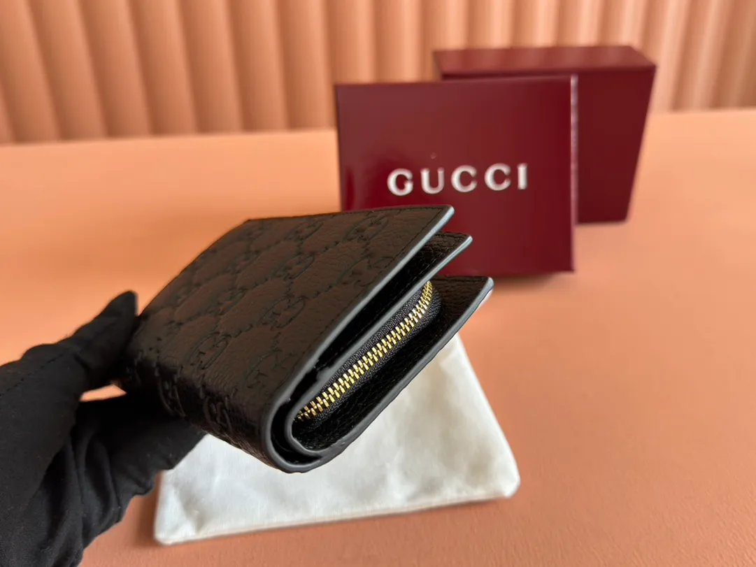 p520. 💋💋💋🔥"With full set of original green box packaging"🔥[New style] GG Emblem series super soft pink embossed/full leather Model: 815874. Dimensions: 18 (length) x 14 (width) x 3cm (thickness) Color: black full leather/original leather. Made in Italy