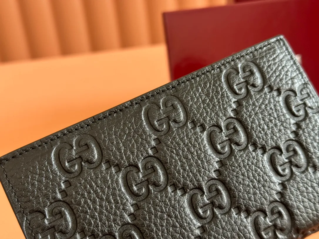 p520. 💋💋💋🔥"With full set of original green box packaging"🔥[New style] GG Emblem series super soft pink embossed/full leather Model: 815874. Dimensions: 18 (length) x 14 (width) x 3cm (thickness) Color: black full leather/original leather. Made in Italy