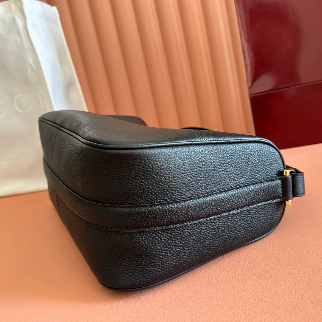 p1340💋💋💋【With full set of original counter packaging】The Gucci Half Horsebit series is newly presented, reinterpreting one of the brand's most iconic elements in a modern style. The collection cleverly combines relaxed silhouettes with the iconic half-horsebit hardware, which gives rise to its name. Brown grained soft leather Gold-tone hardware Brown cotton and linen blend lining Half horsebit closure Interior: One open pocket Adjustable cowhide leather shoulder strap (height: 33cm - 38cm) Zip closure Ident number: 862530. Dimensions: 38cm (width) x 20cm (height) x 15cm (depth) Weight: approx. 0.95kg Color: black/full leather.