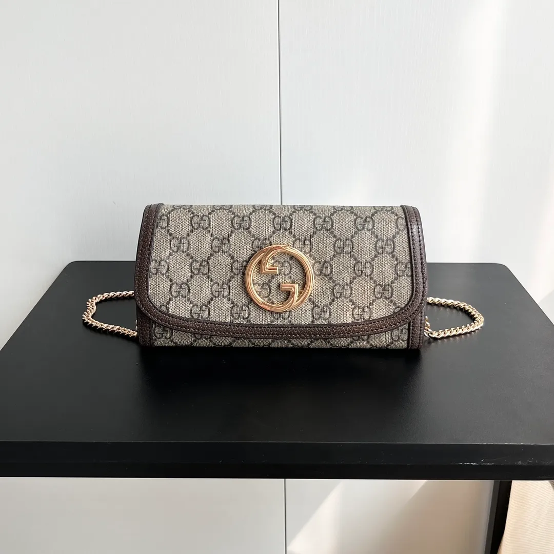 Actual shot #💰290 Model: 725215 Comes with box Size: 21x10.5cm I fell in love with Gucci Blondie at first sight. Second-hand bags have always been my favorite. They are super popular now, mainly because they are so beautiful! It can be worn as an armpit bag or as a cross-body carry. Depending on your mood, I find it very retro, fashionable and fascinating to carry it either way! Many colors to choose from, running quantity models