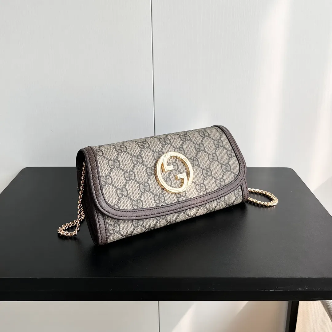 Actual shot #💰290 Model: 725215 Comes with box Size: 21x10.5cm I fell in love with Gucci Blondie at first sight. Second-hand bags have always been my favorite. They are super popular now, mainly because they are so beautiful! It can be worn as an armpit bag or as a cross-body carry. Depending on your mood, I find it very retro, fashionable and fascinating to carry it either way! Many colors to choose from, running quantity models